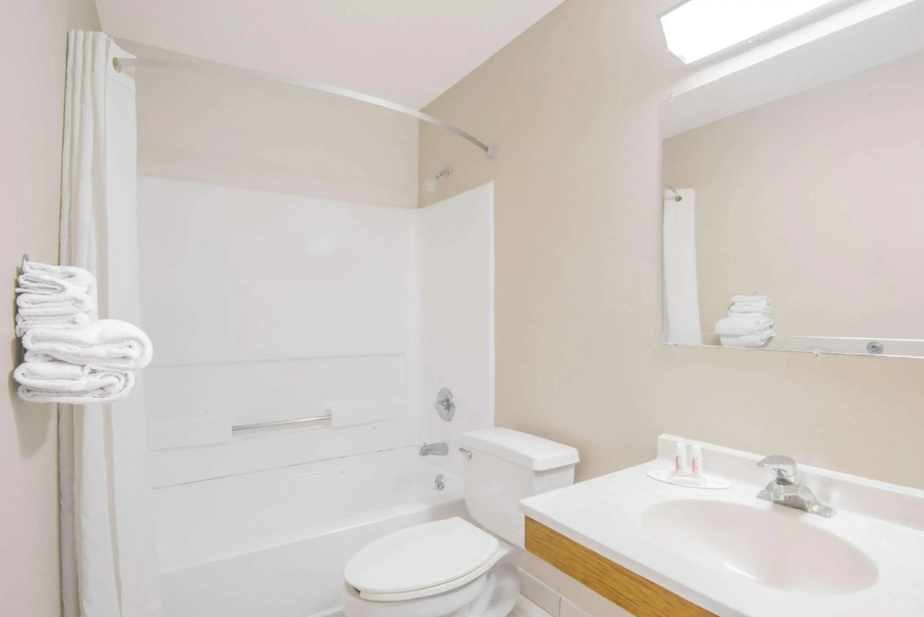 Double Room with Two Double Beds - Non-Smoking in Super 8 by Wyndham Knoxville Double Room with Two Double Beds - Non-Smoking in Super 8 by Wyndham Knoxville