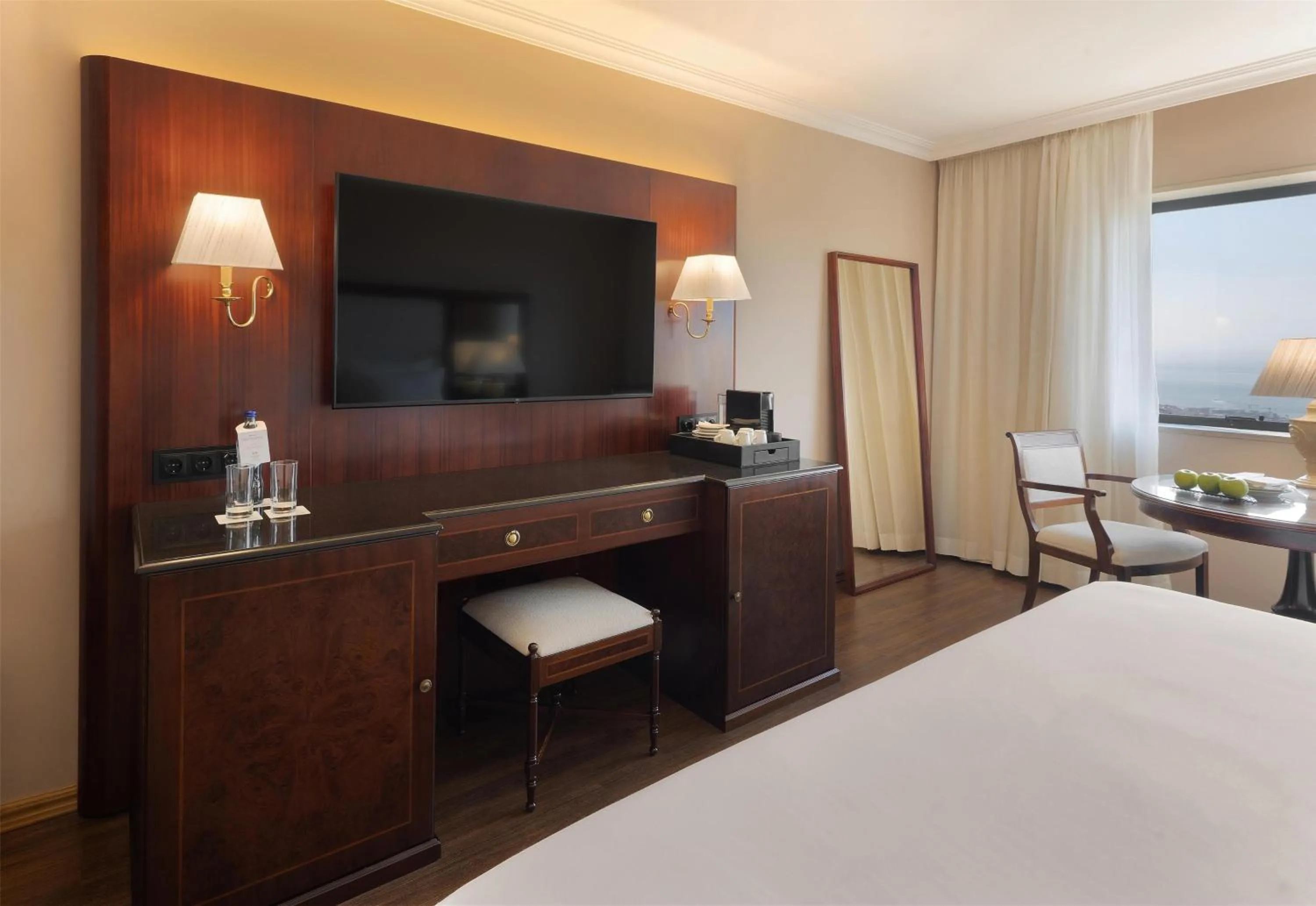 Bedroom, Bed in Dom Pedro Lisboa Hotel, a member of Radisson Individuals