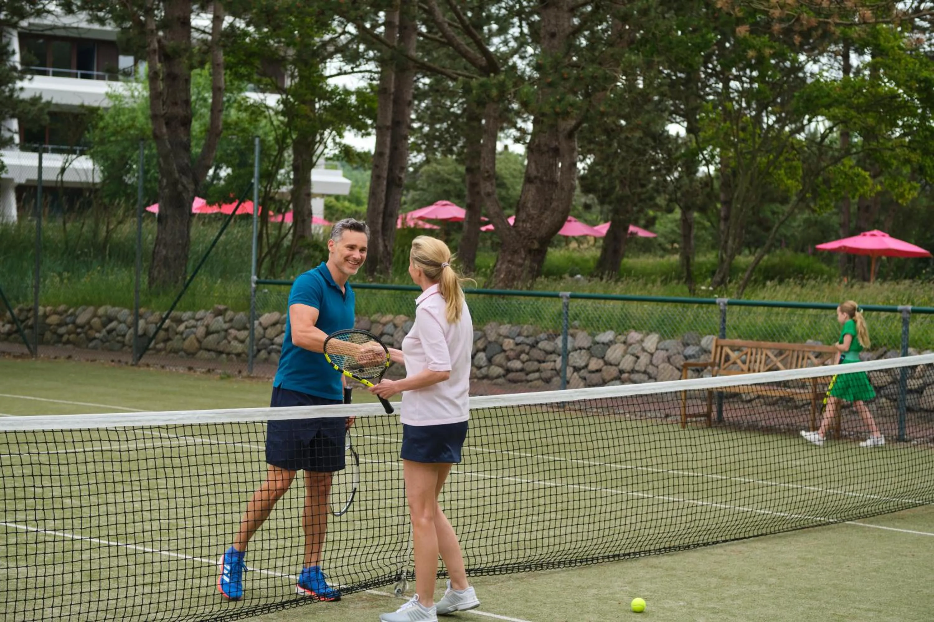 Tennis court in Aalernhüs hotel & spa