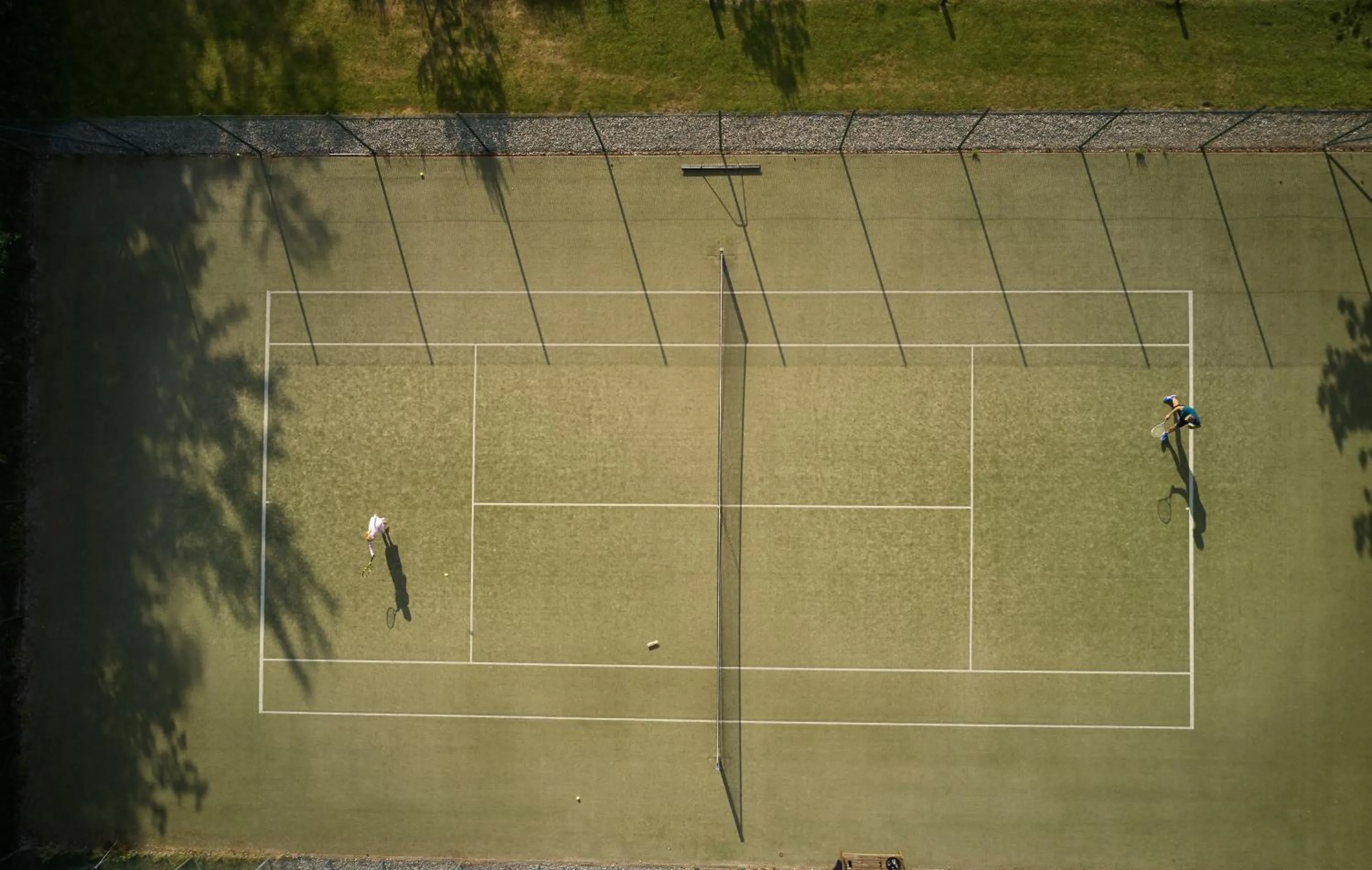 Tennis court in Aalernhüs hotel & spa