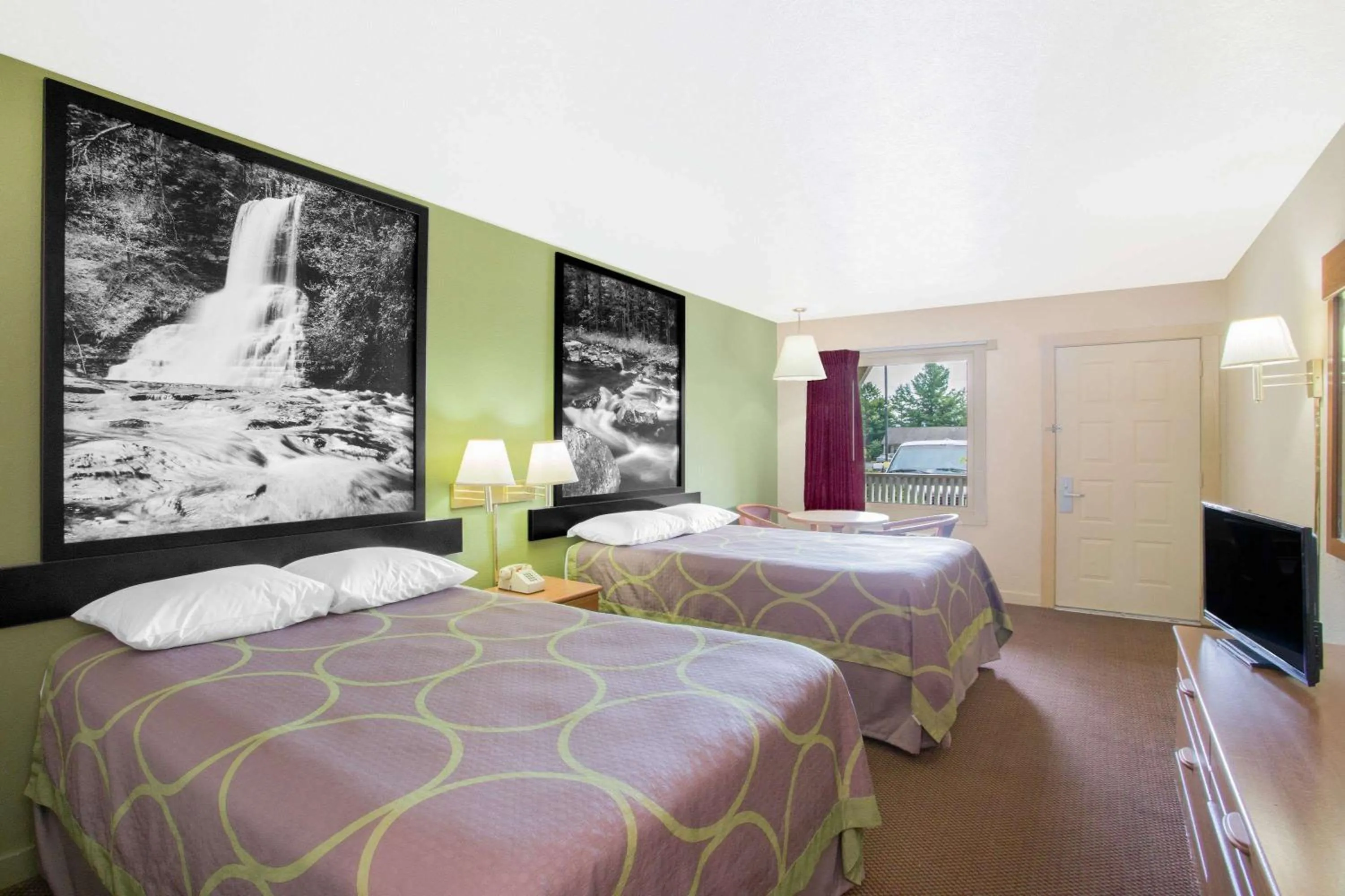 Photo of the whole room, Bed in Super 8 by Wyndham Christiansburg