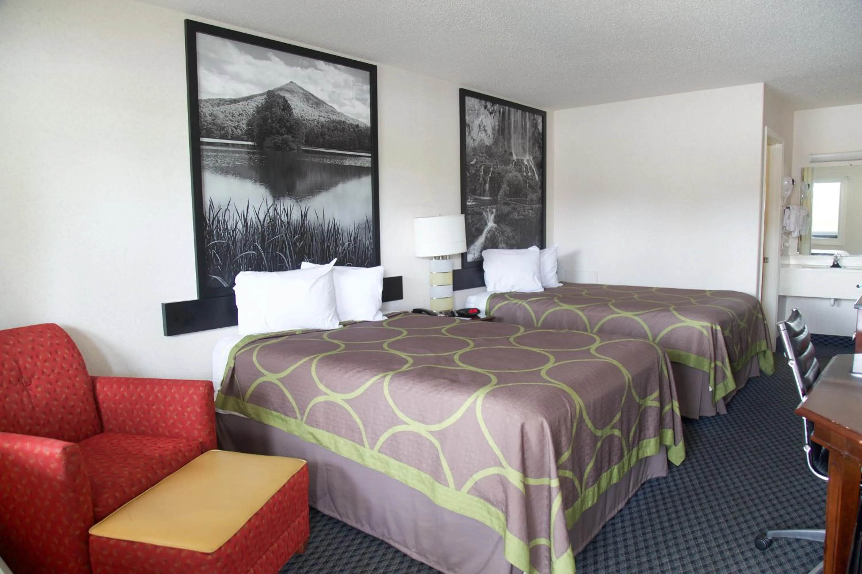 Bedroom, Bed in Super 8 by Wyndham Christiansburg