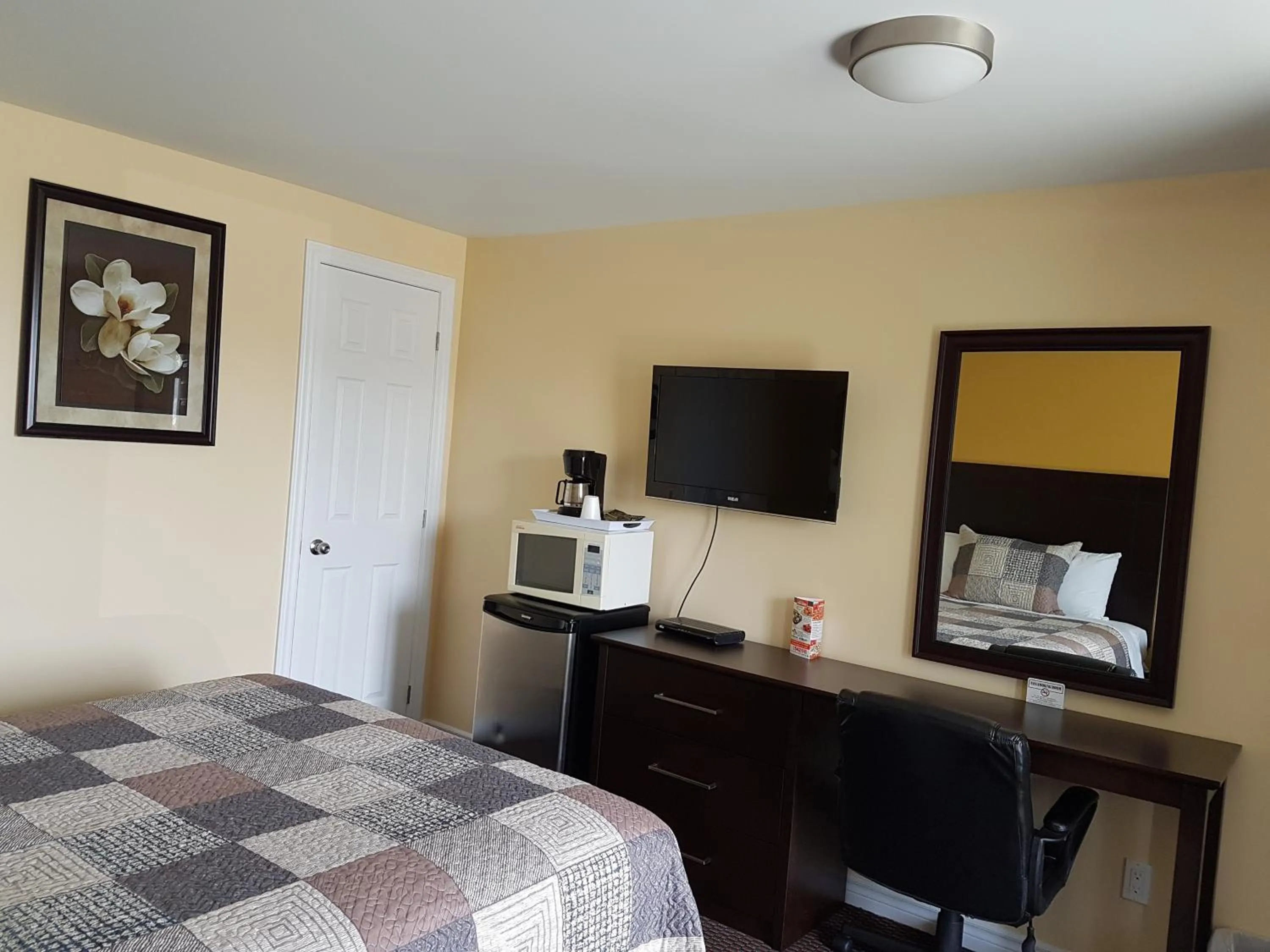 Bedroom, Bed in Fox Motor Inn