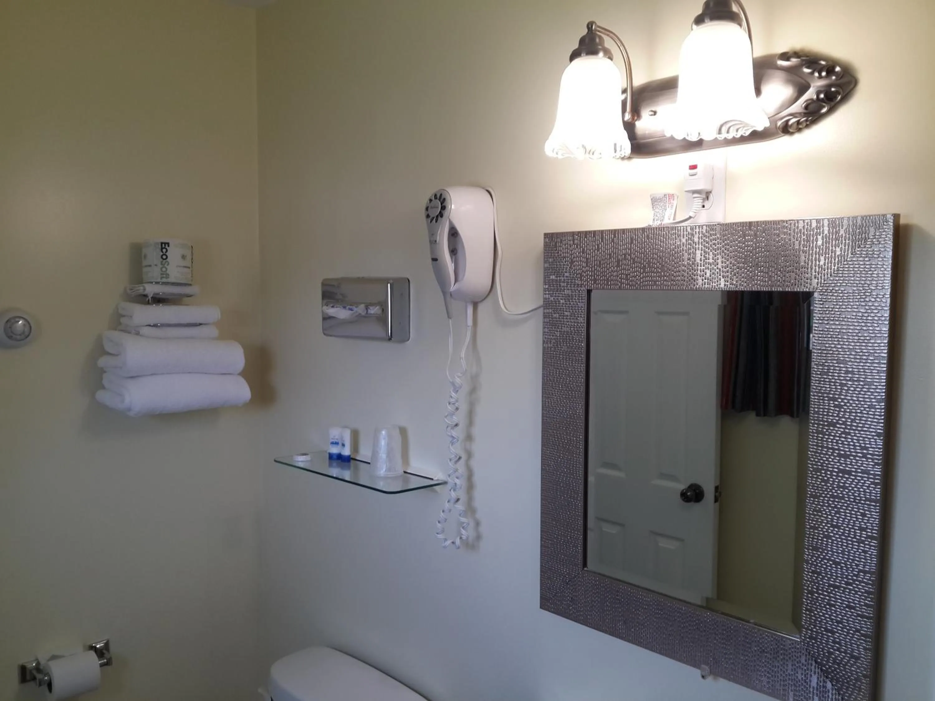 Bathroom in Fox Motor Inn