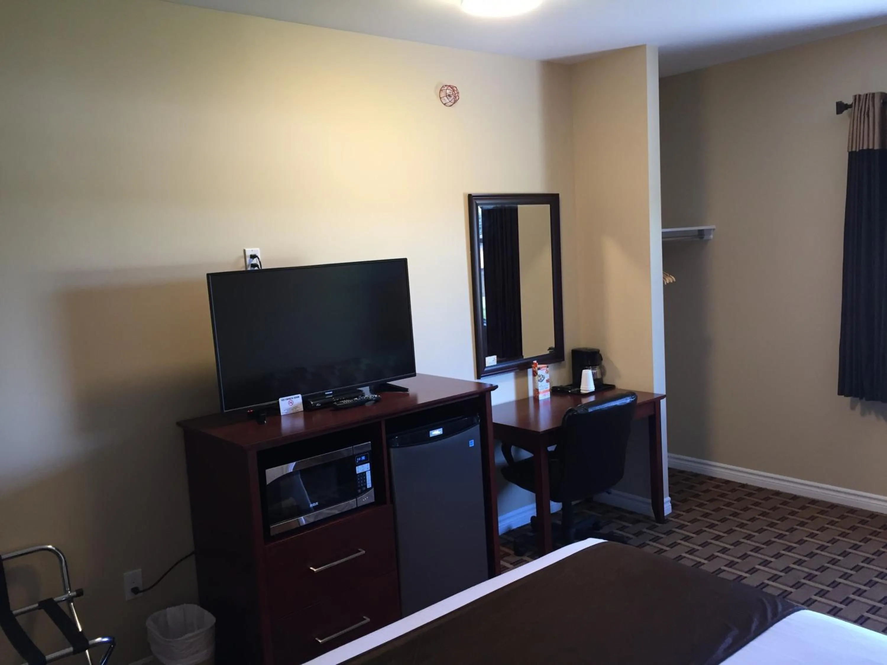 Bedroom, Bed in Fox Motor Inn