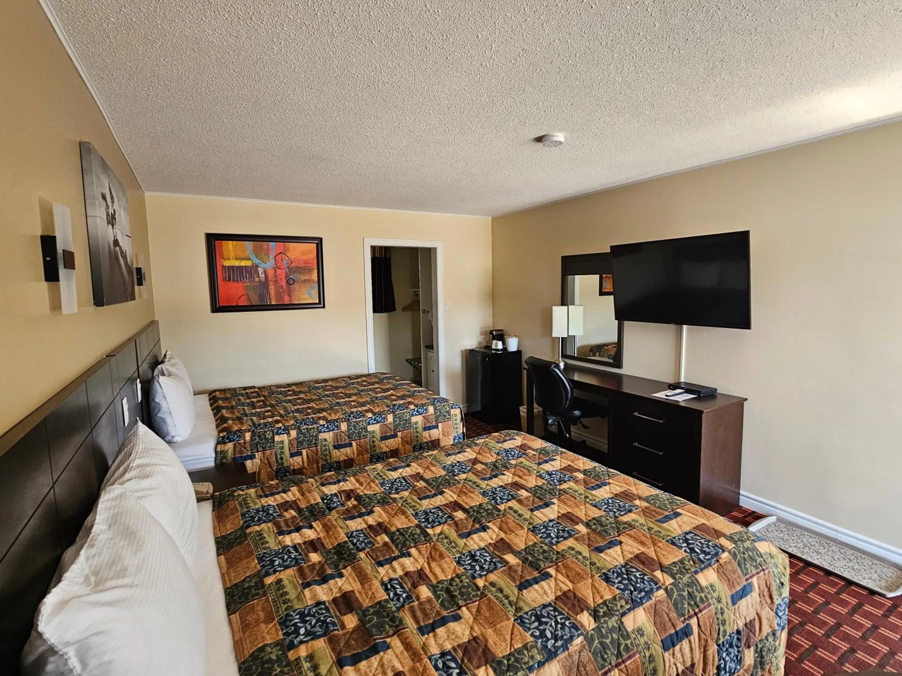 Photo of the whole room, Bed in Fox Motor Inn