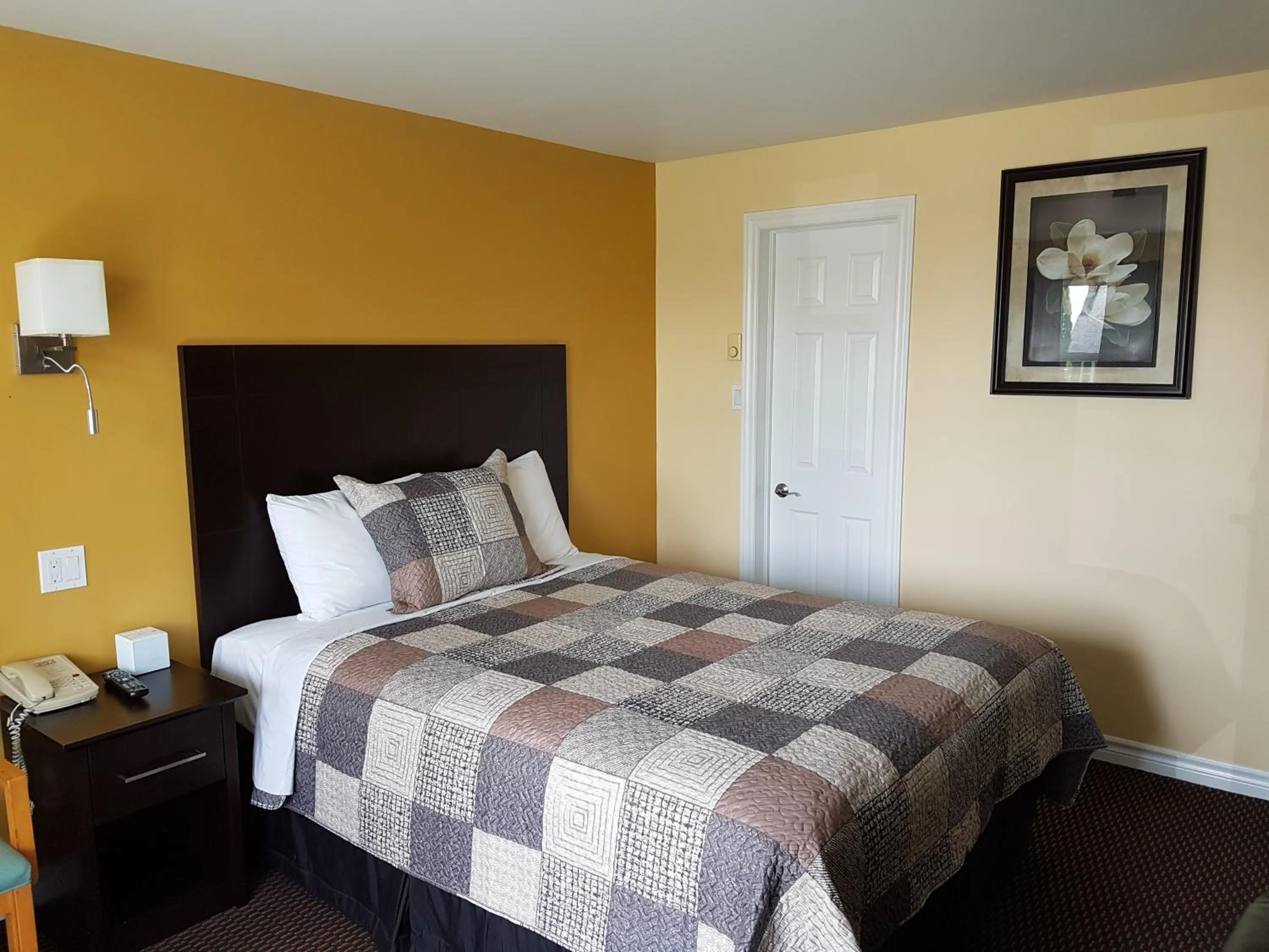 Bedroom, Bed in Fox Motor Inn