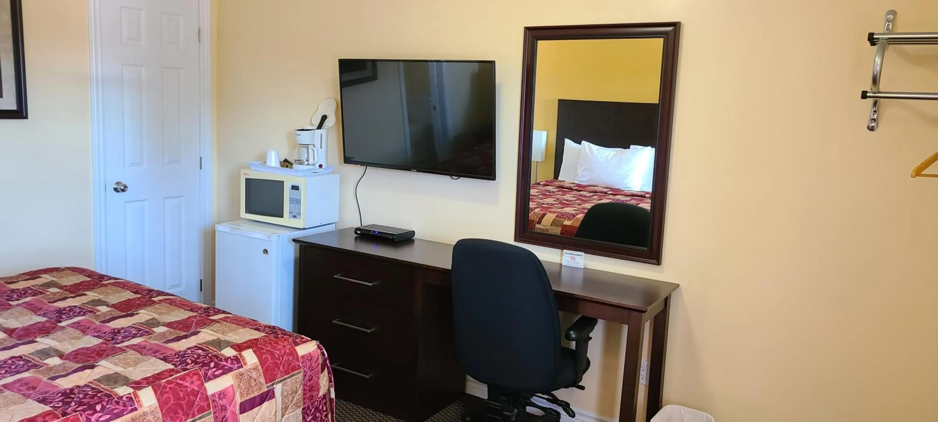 TV and multimedia, Bed in Fox Motor Inn