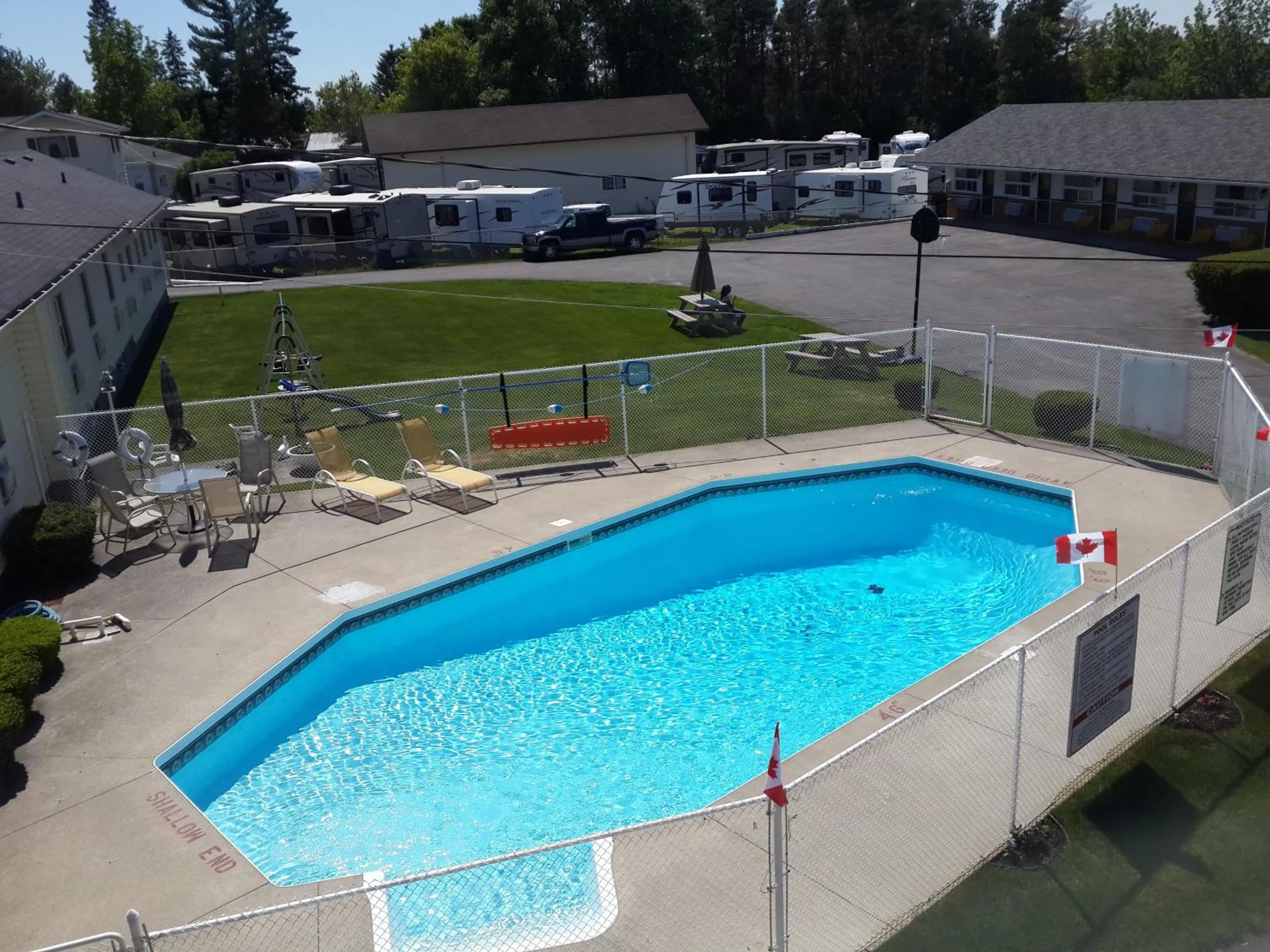 Swimming pool in Fox Motor Inn