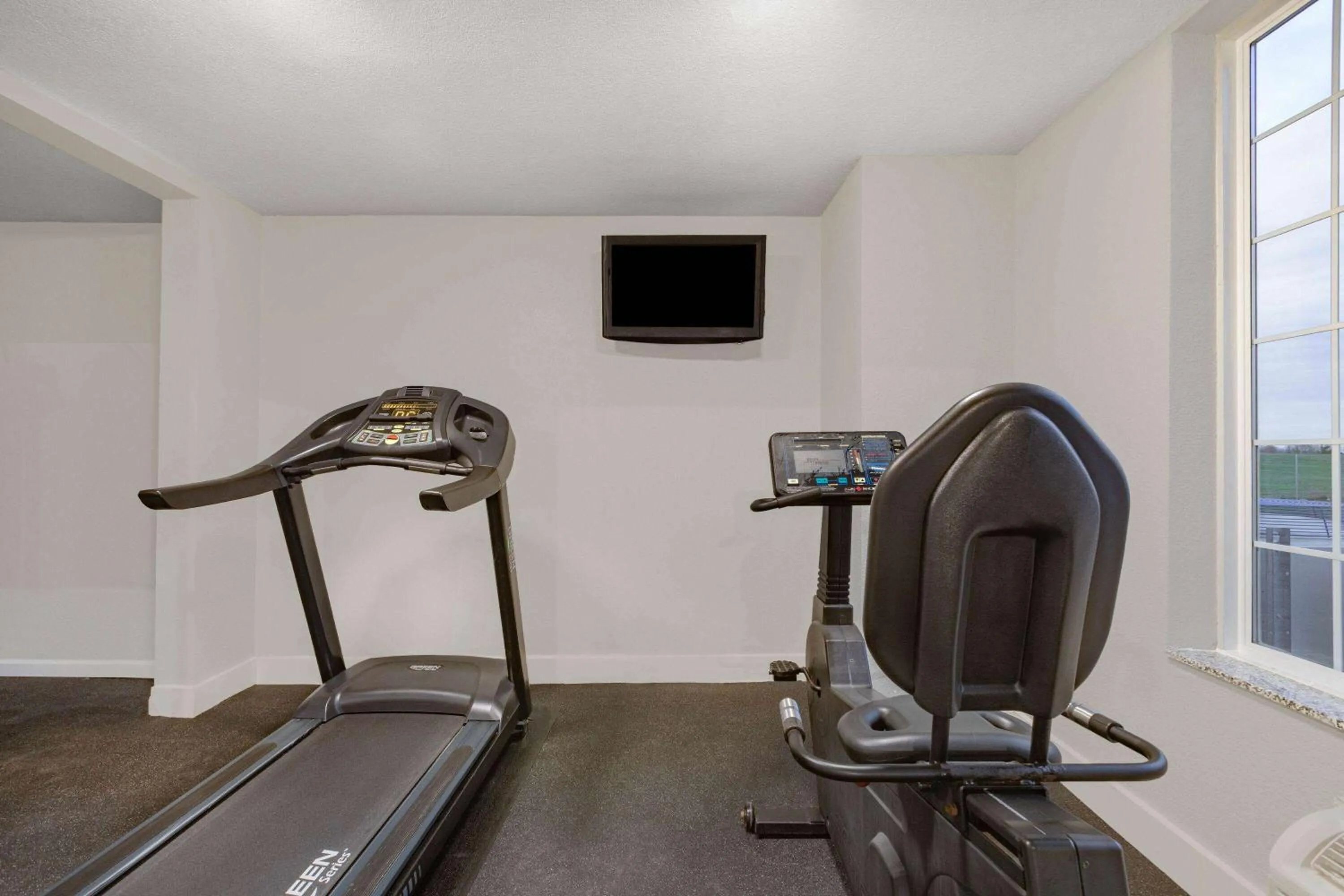 Fitness centre/facilities in AmericInn by Wyndham Pella