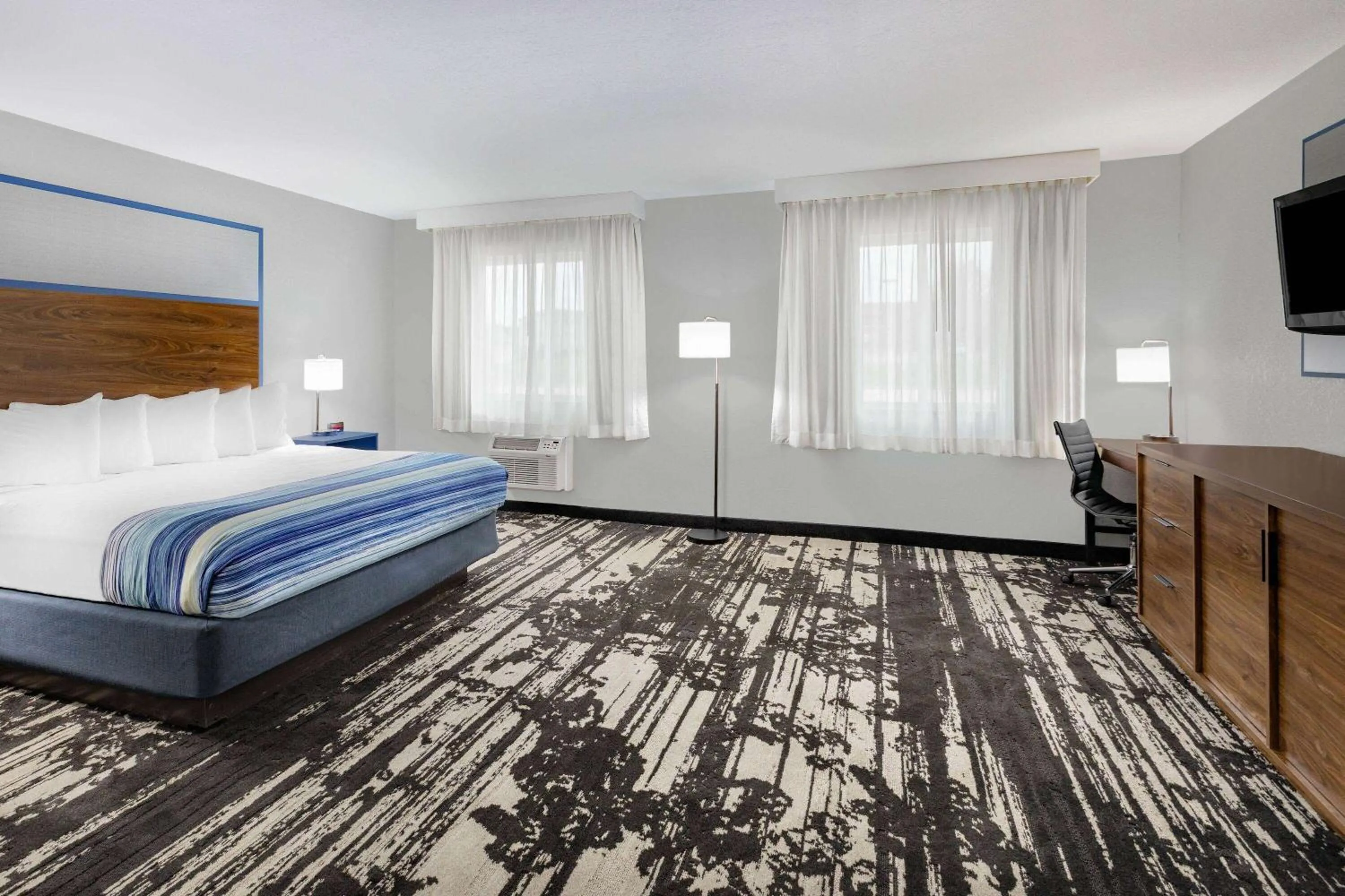 Photo of the whole room, Bed in AmericInn by Wyndham Pella