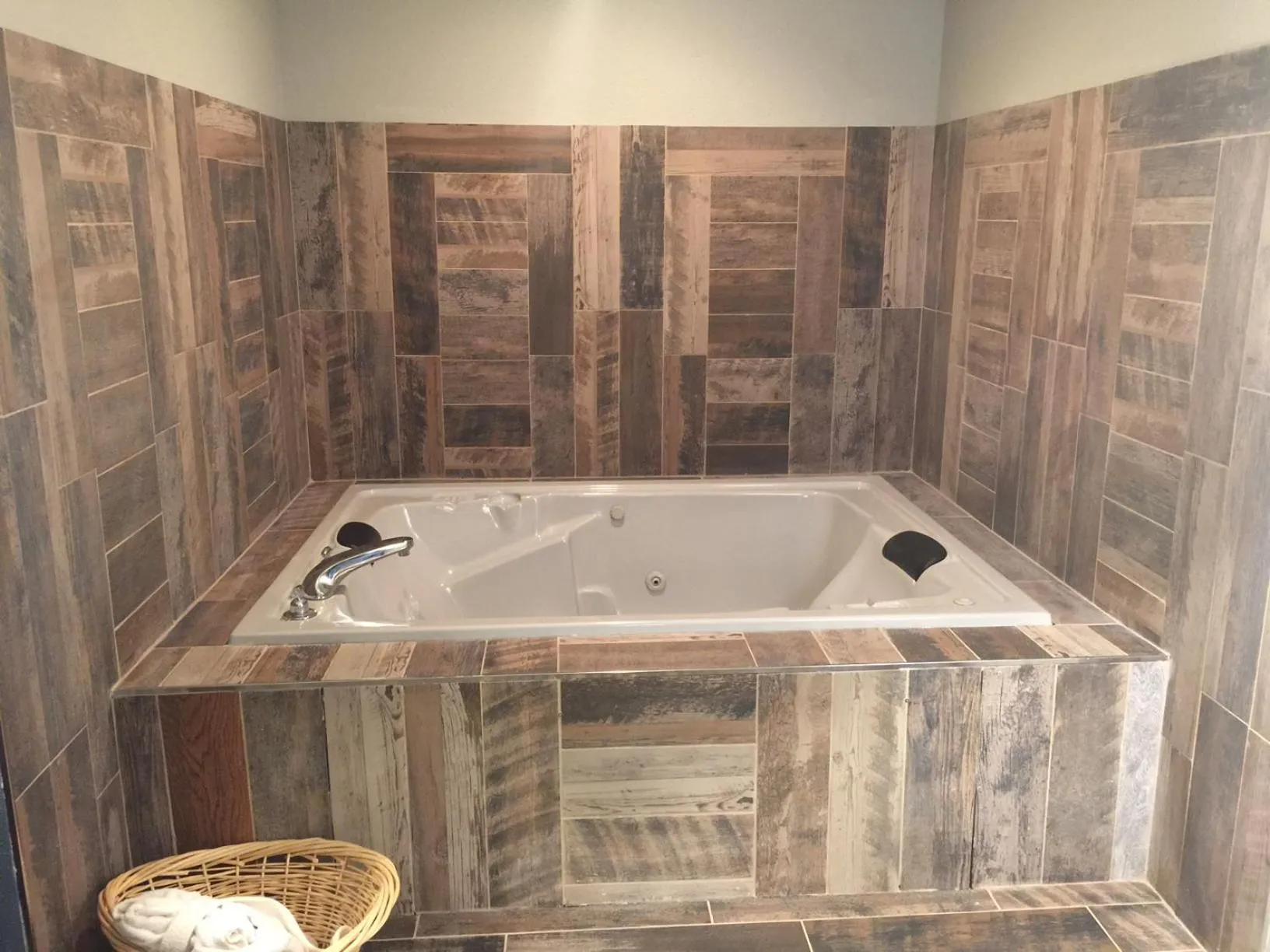 Hot Tub in Baymont by Wyndham Pella