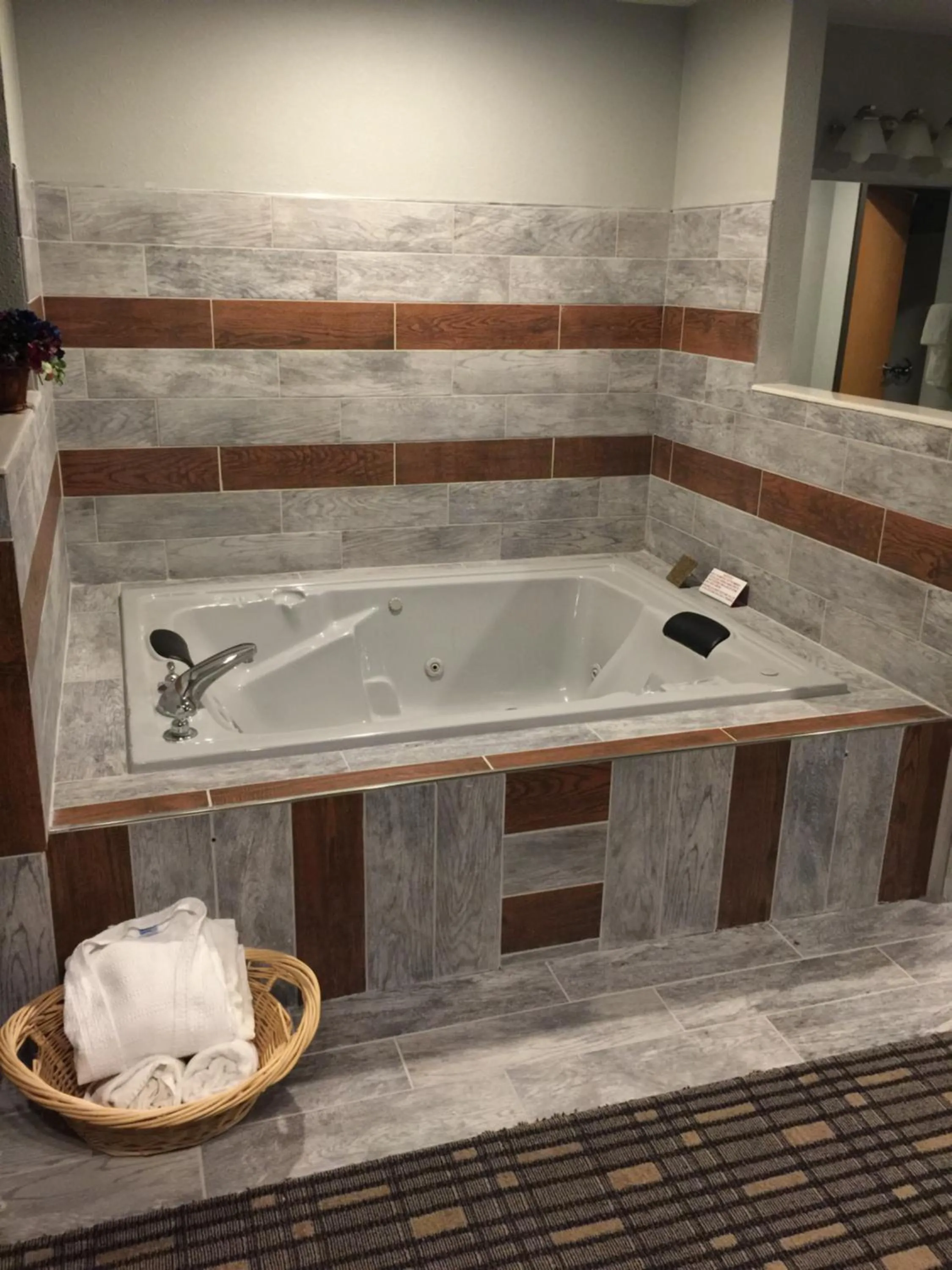 Hot Tub in Baymont by Wyndham Pella