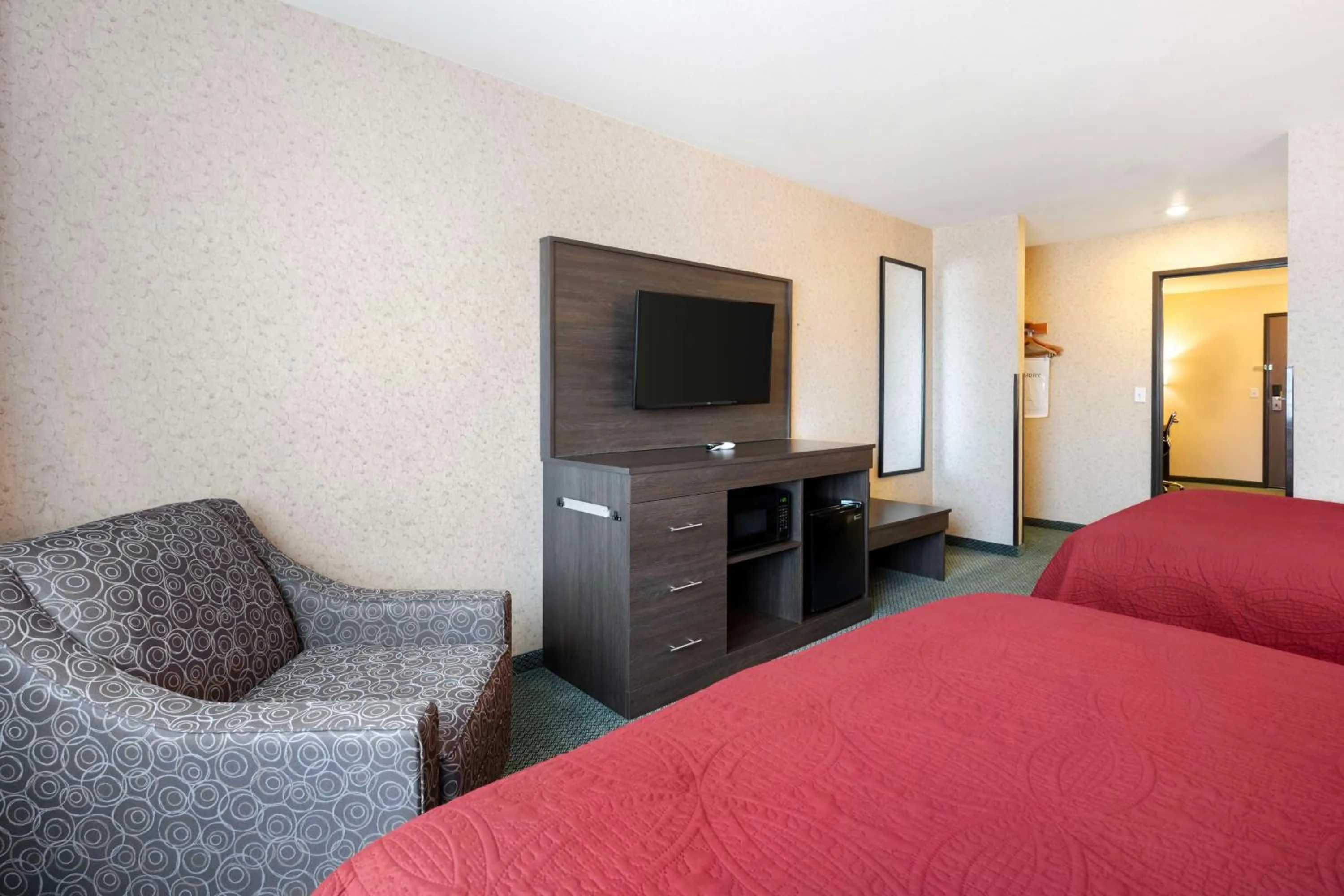 Bedroom, Bed in SureStay Plus by Best Western Enterprise