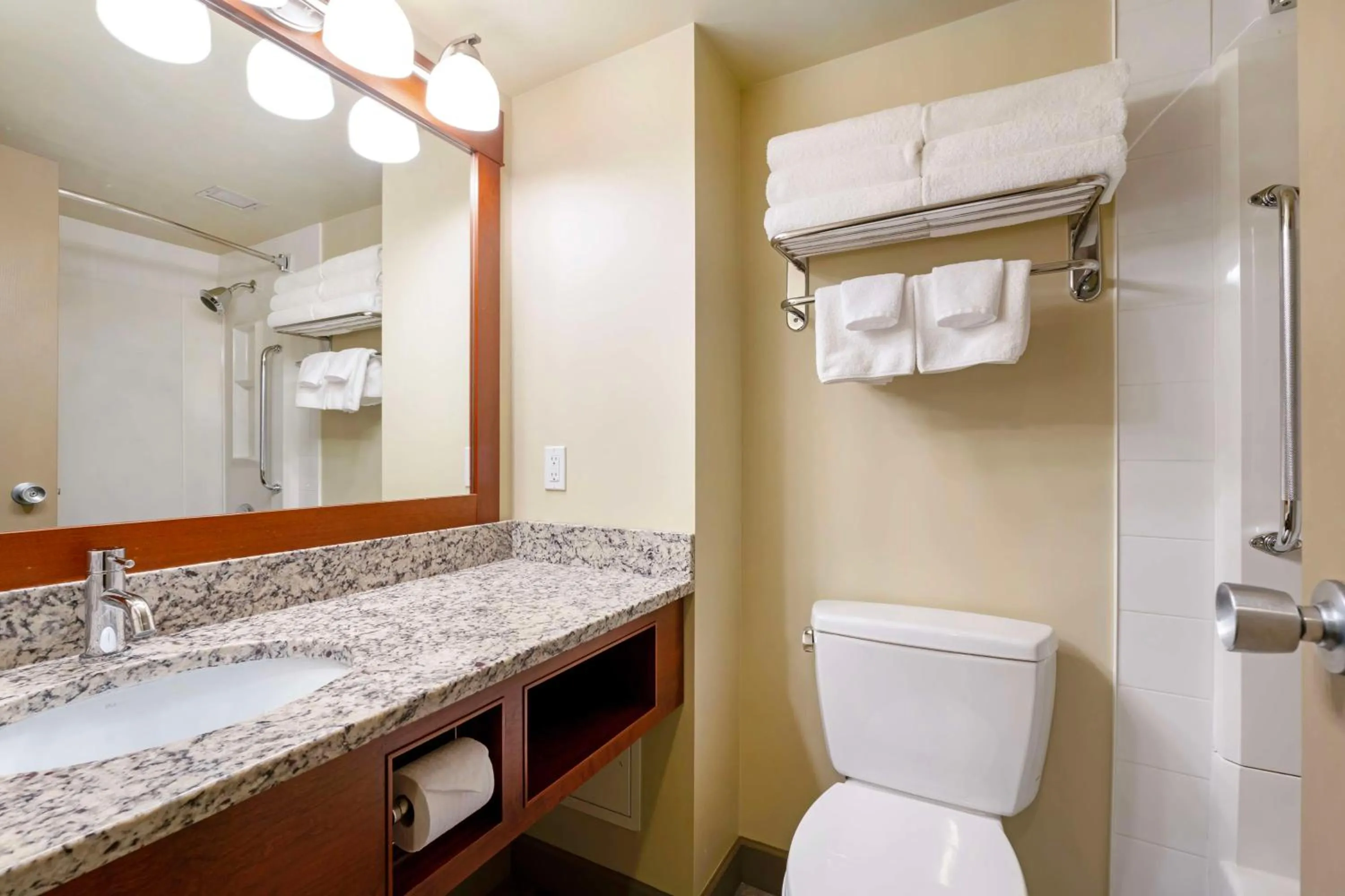 Bathroom in Best Western Plus Barclay Hotel