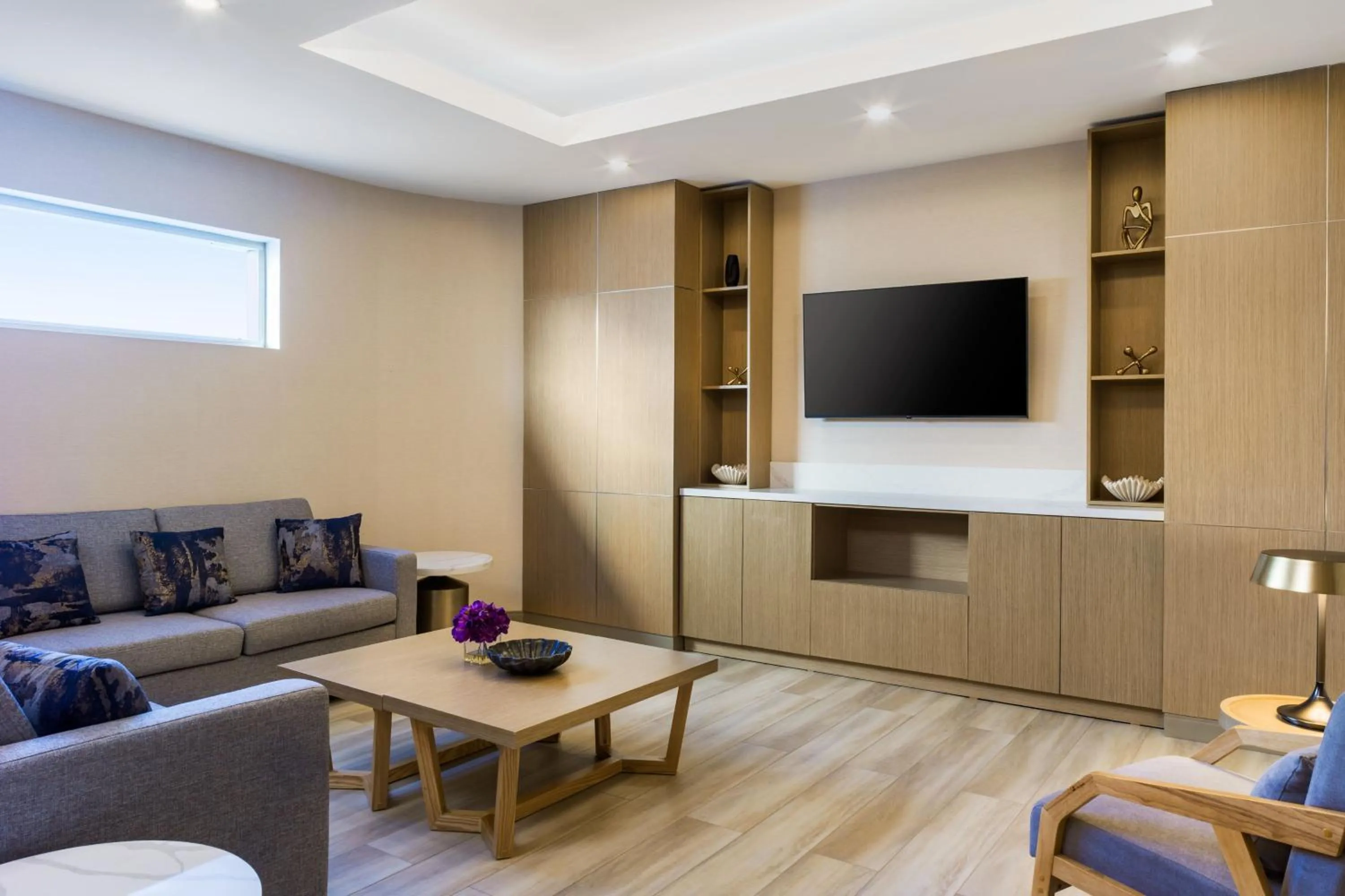 Living room in Delta Hotels by Marriott Ontario Airport