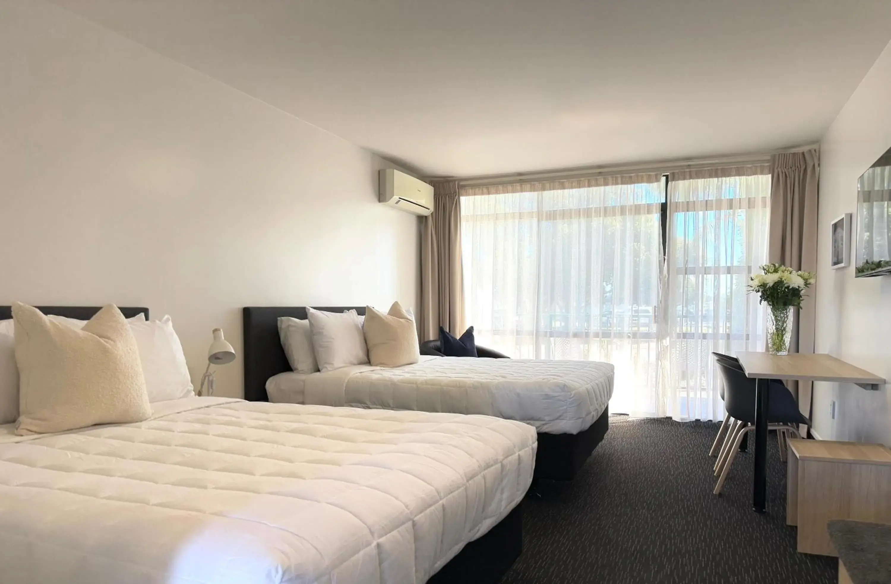 Twin Room with Shower in Bluewater Hotel Twin Room with Shower in Bluewater Hotel