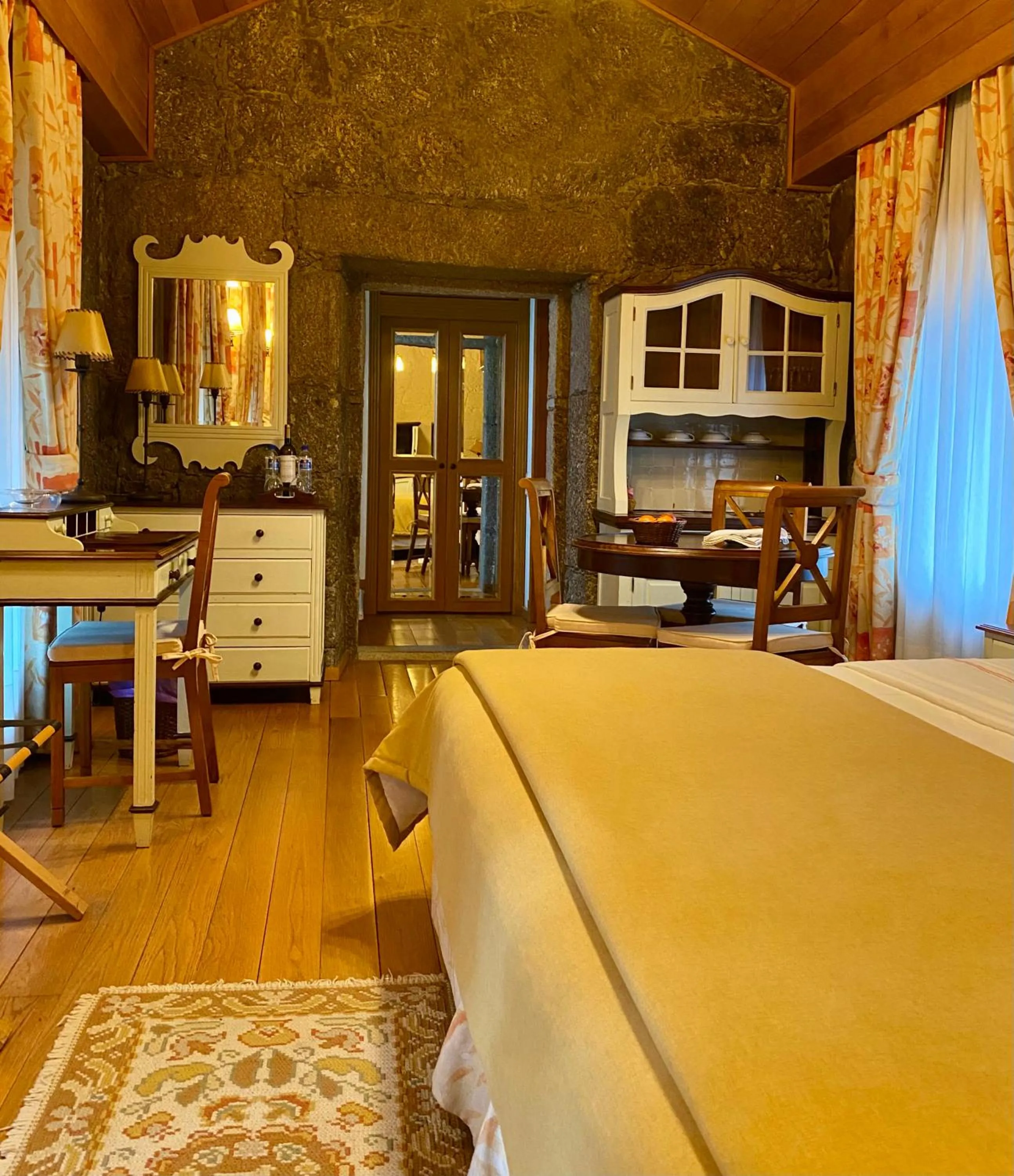 Living room, Bed in Hotel de Charme Quinta do Pinheiro