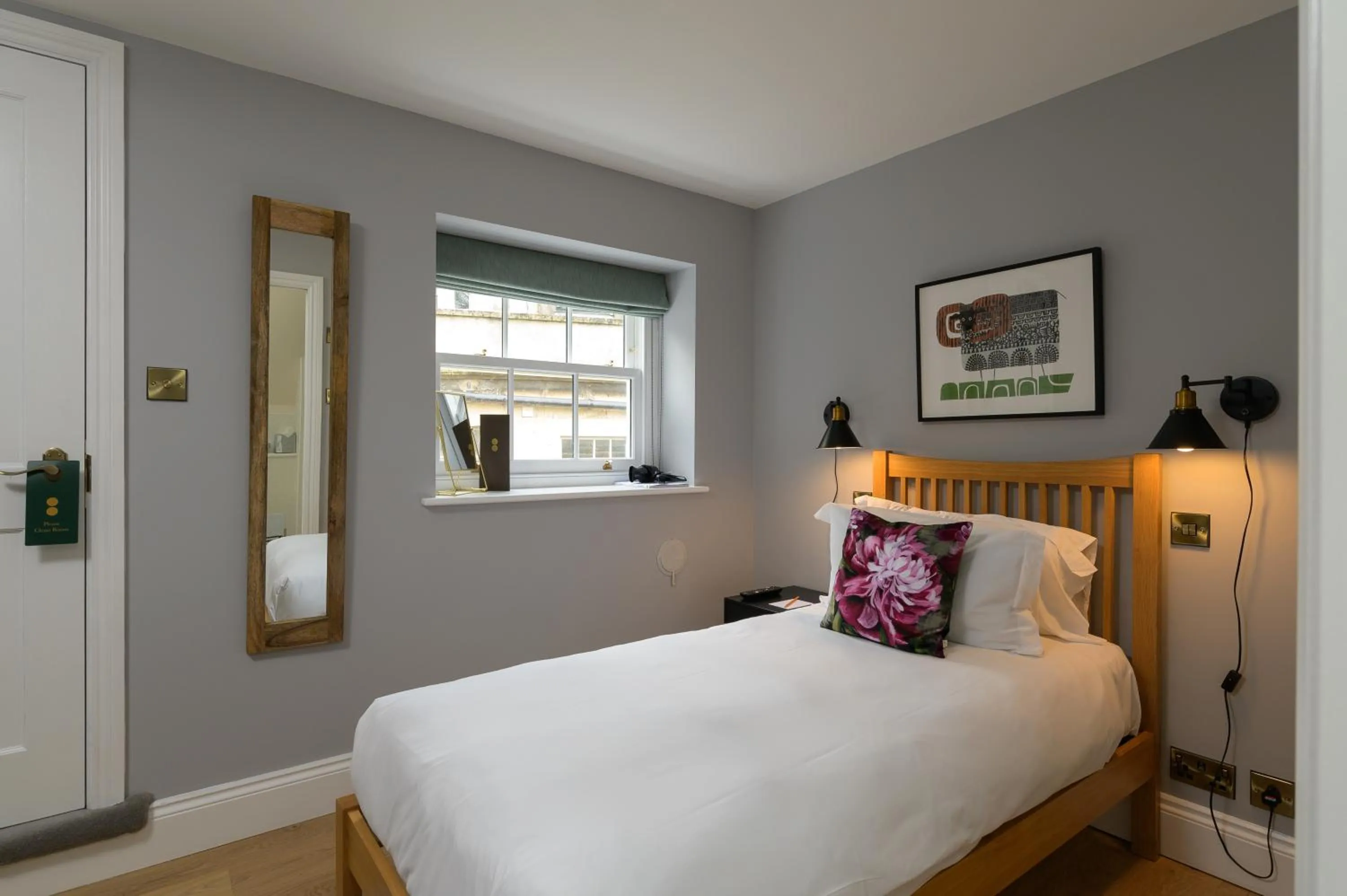 Bedroom, Bed in Eight