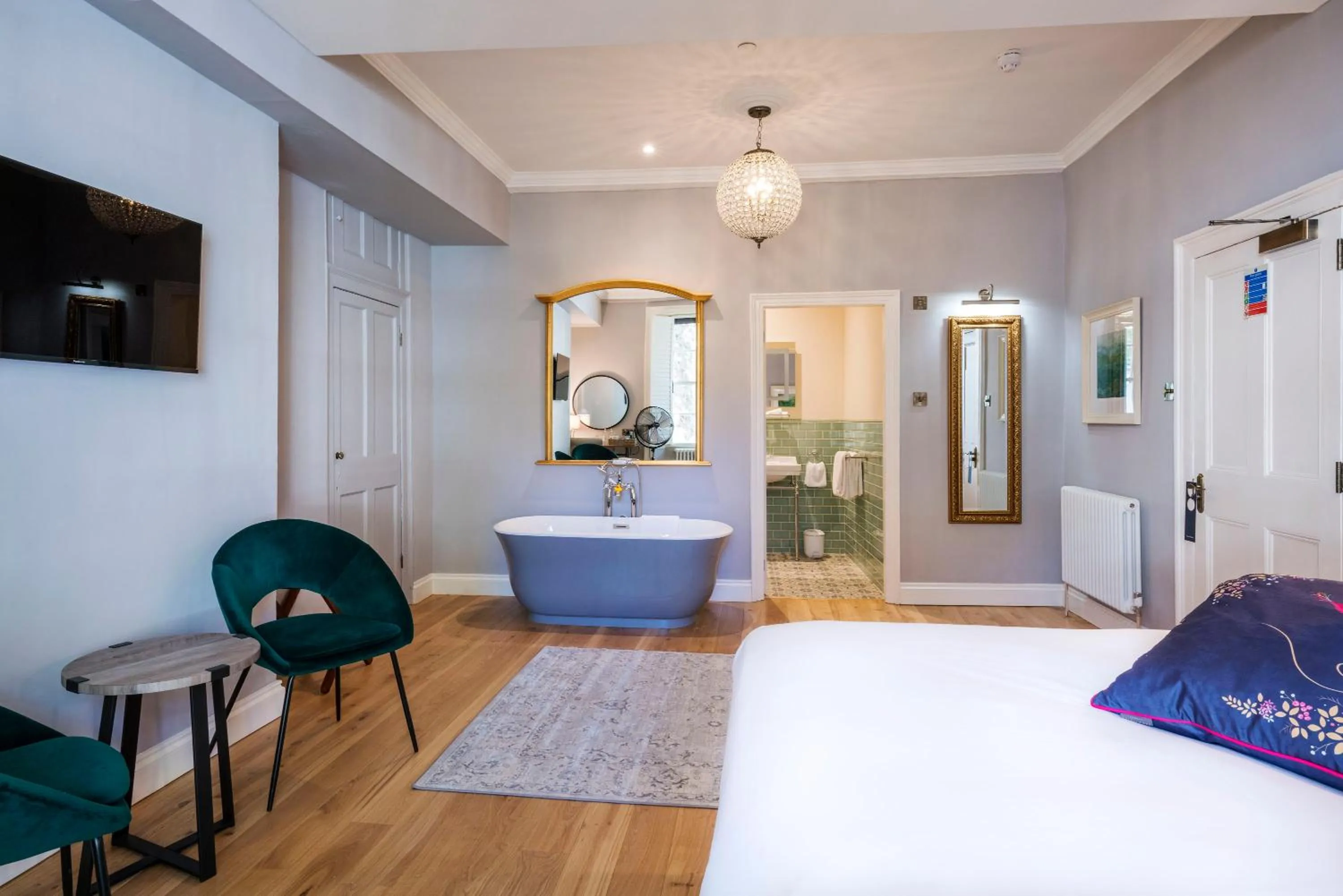 Seating area, Bed in Eight