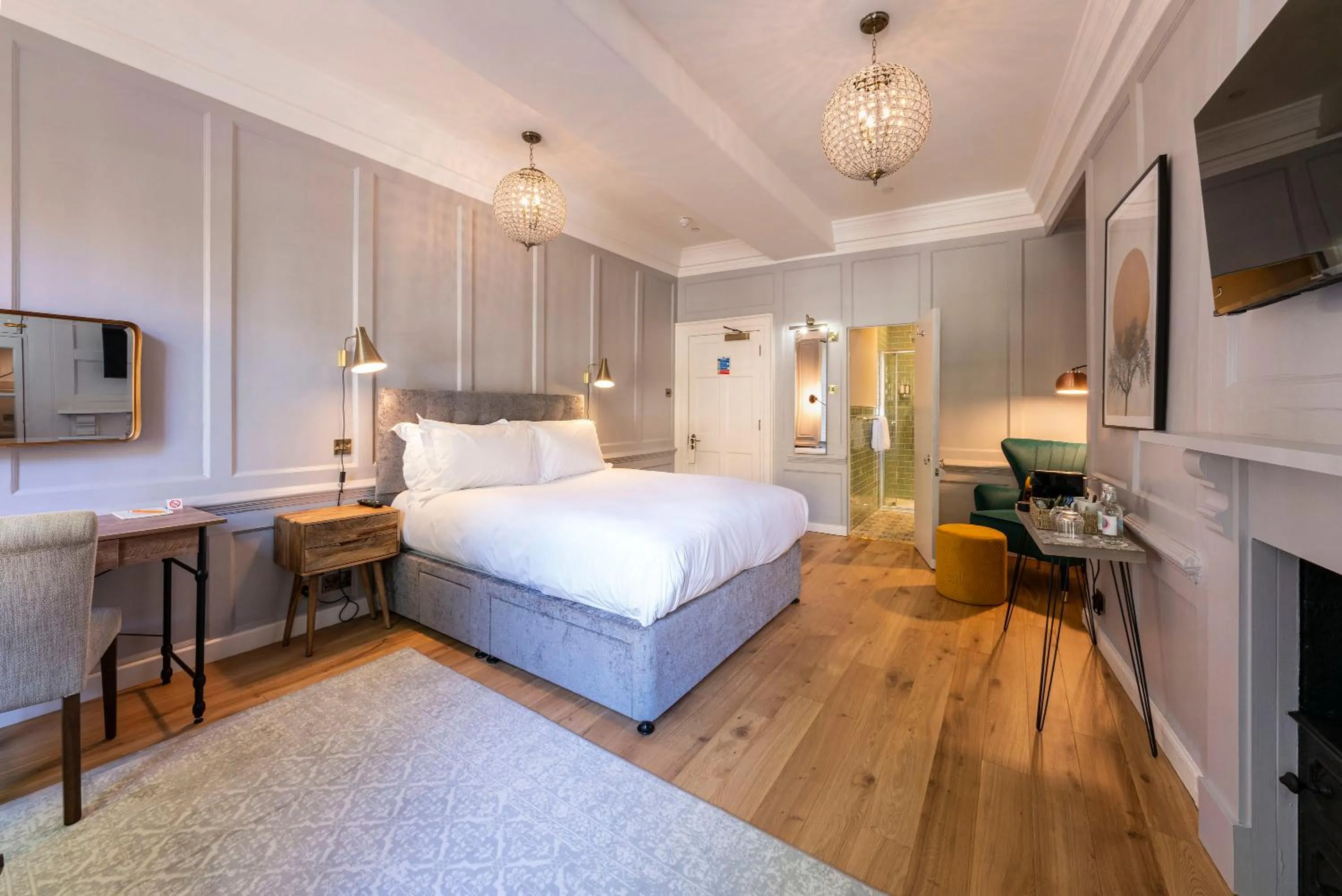 Photo of the whole room, Bed in Eight