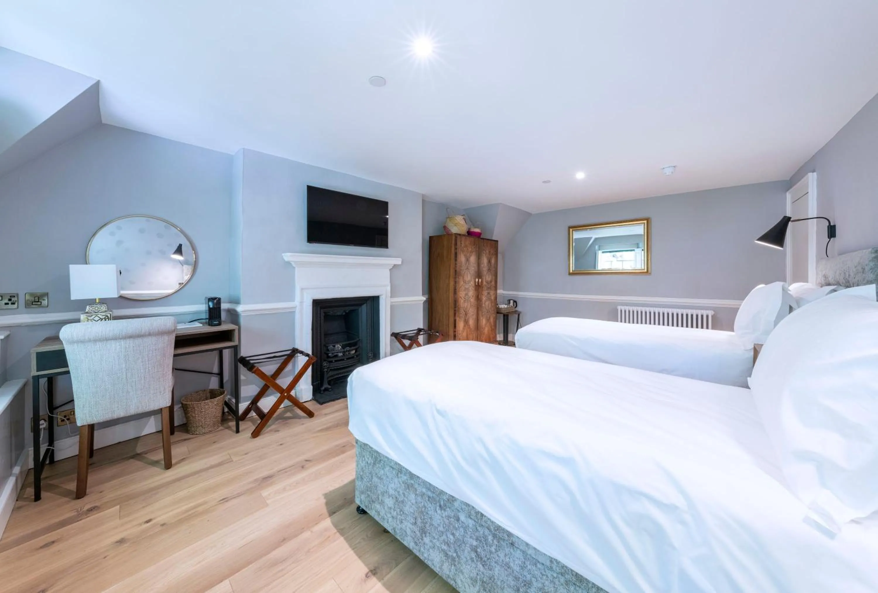 Bedroom, Bed in Eight