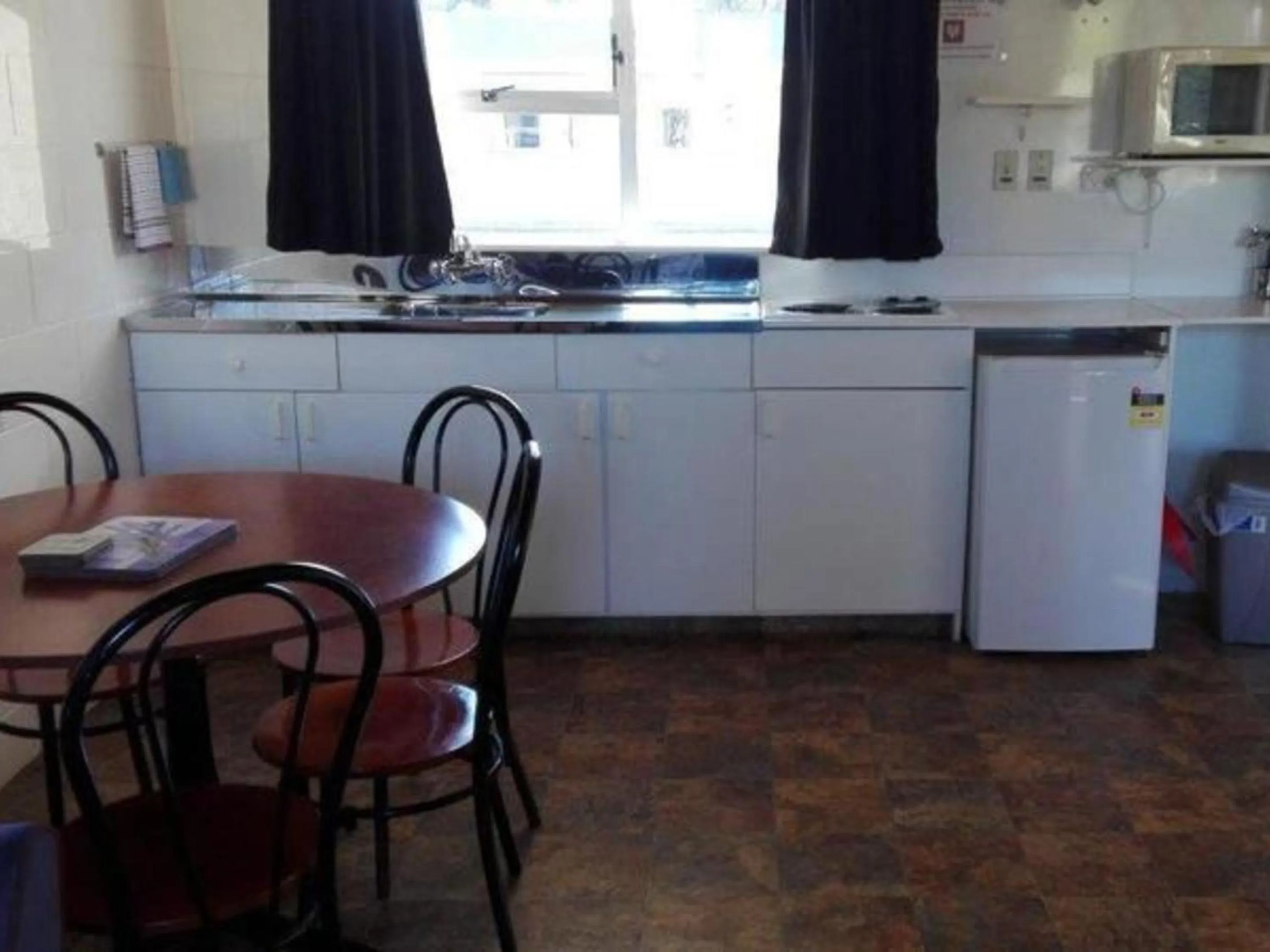 Kitchen or kitchenette in Greymouth Kiwi Holiday Park & Motels