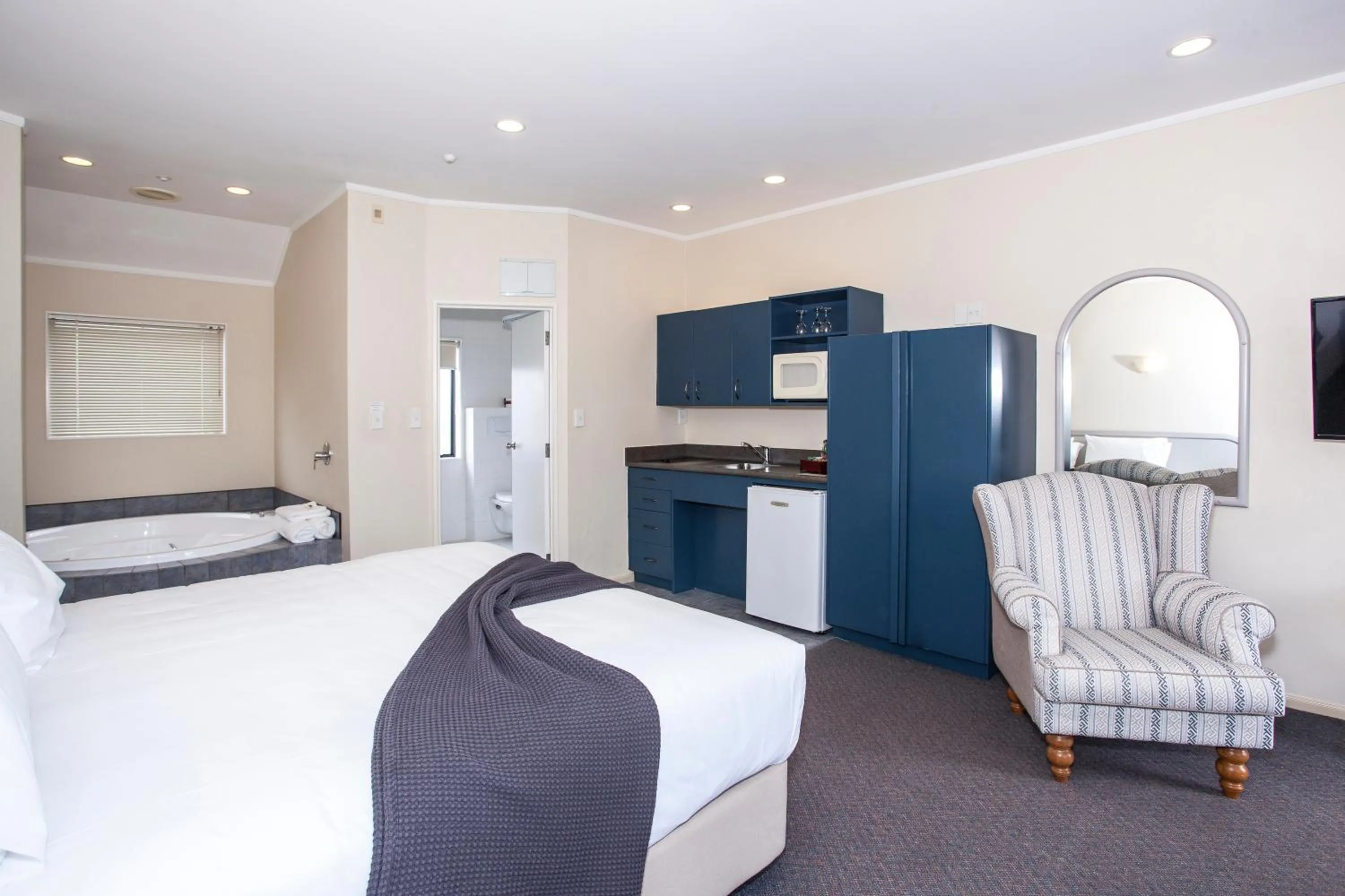 Photo of the whole room, Bed in Te Mata Lodge