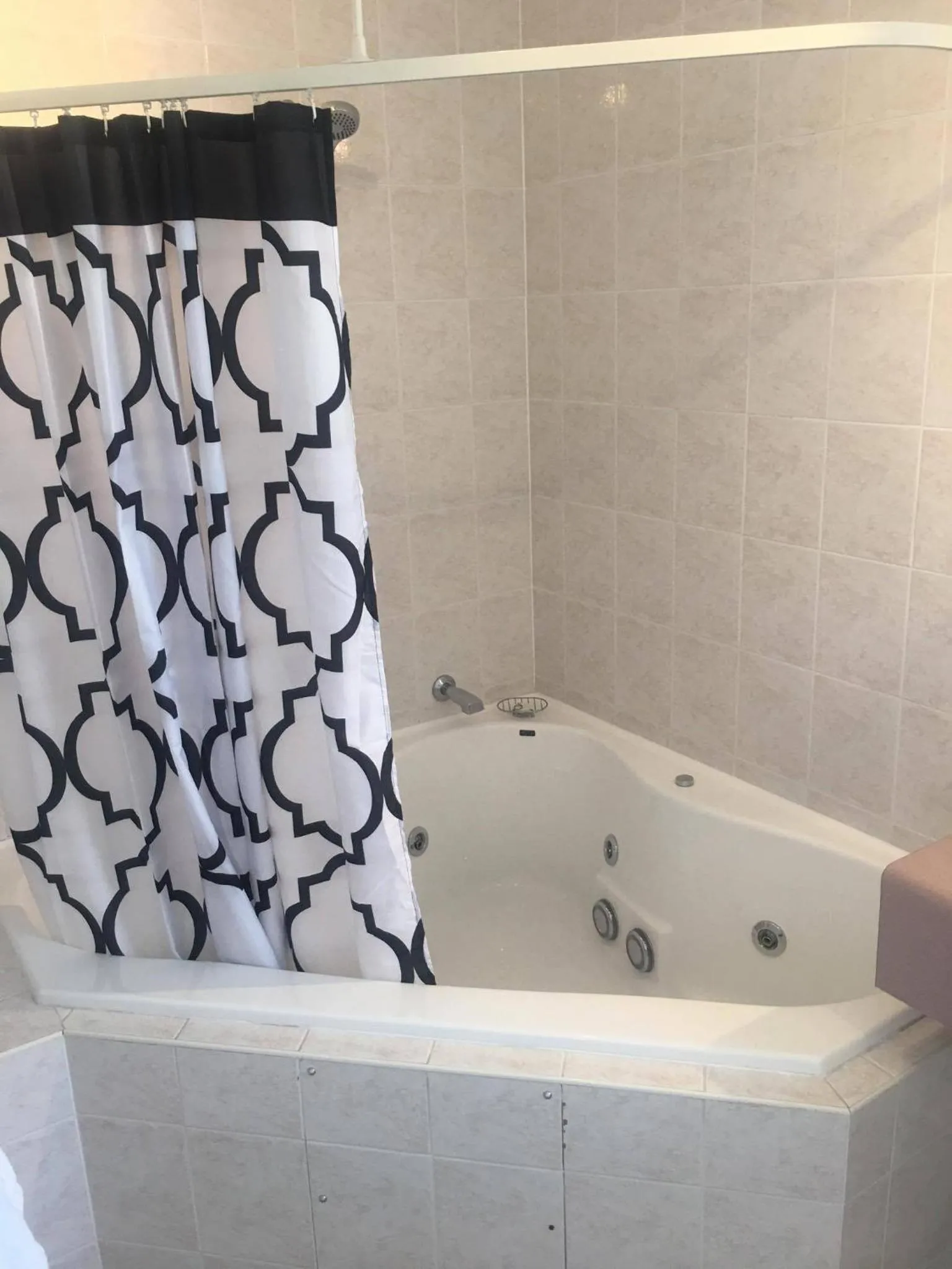 Shower in Deco City Motor Lodge