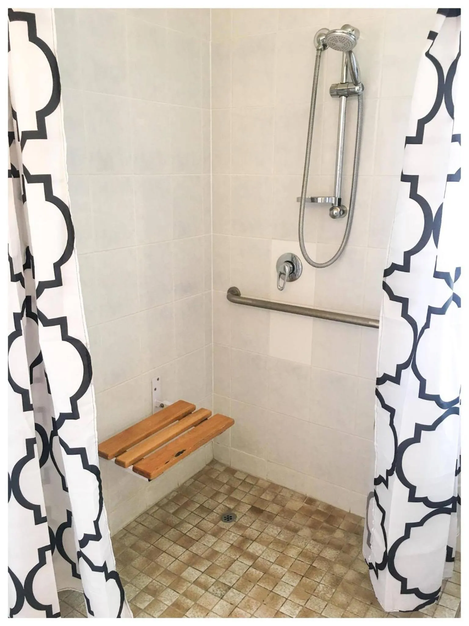 Shower in Deco City Motor Lodge