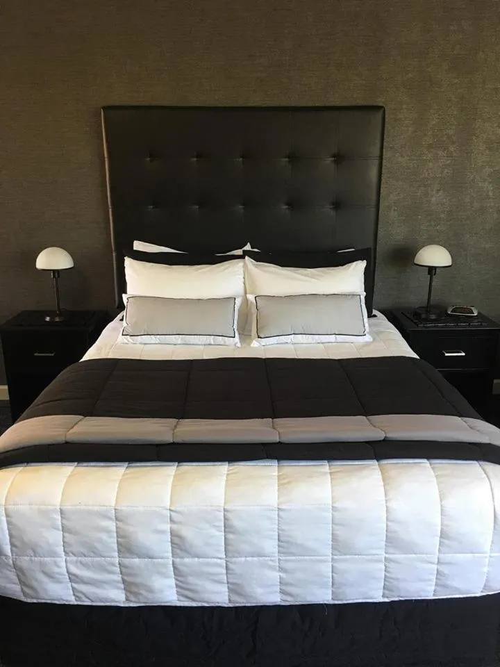 Bed in Deco City Motor Lodge