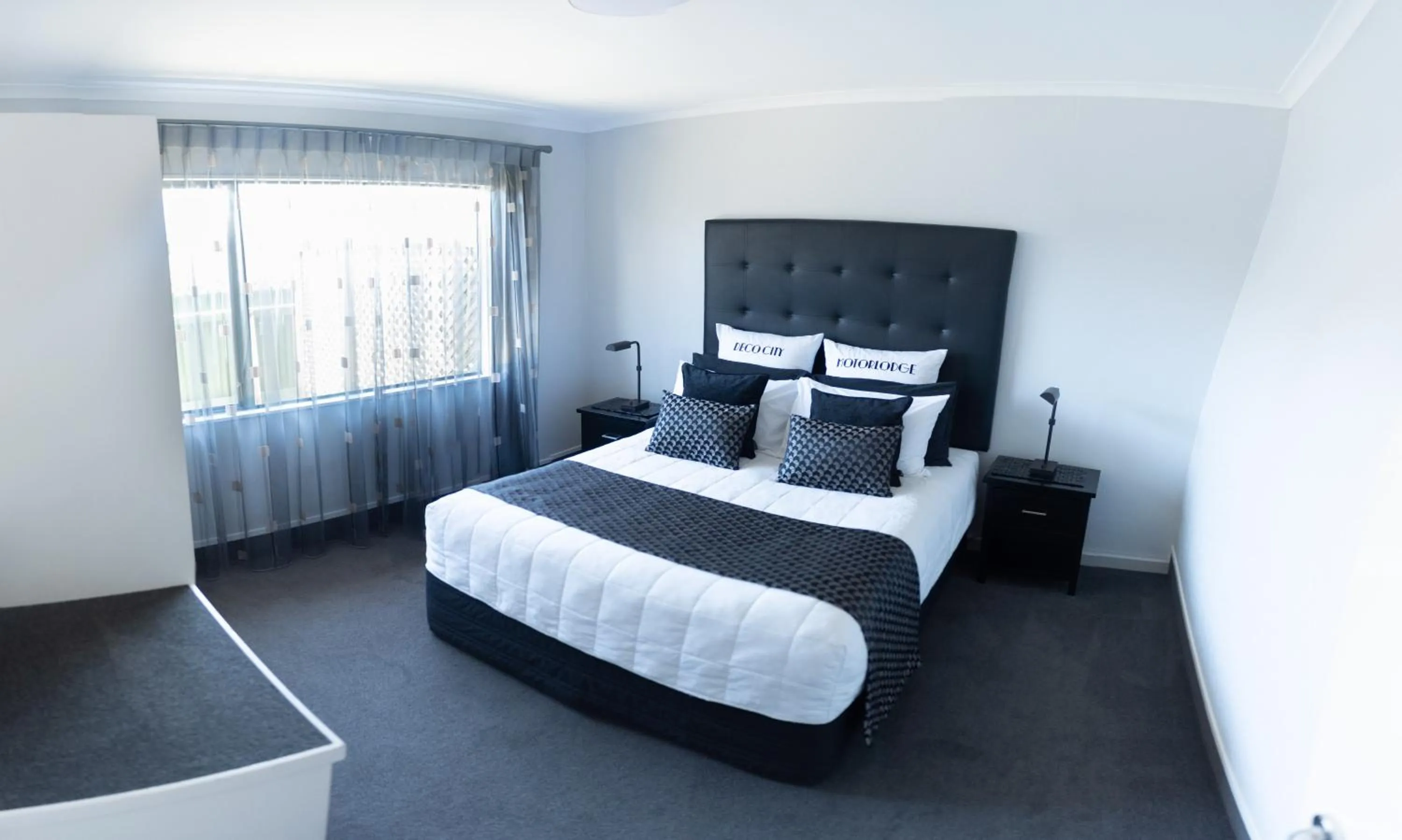 Bed in Deco City Motor Lodge