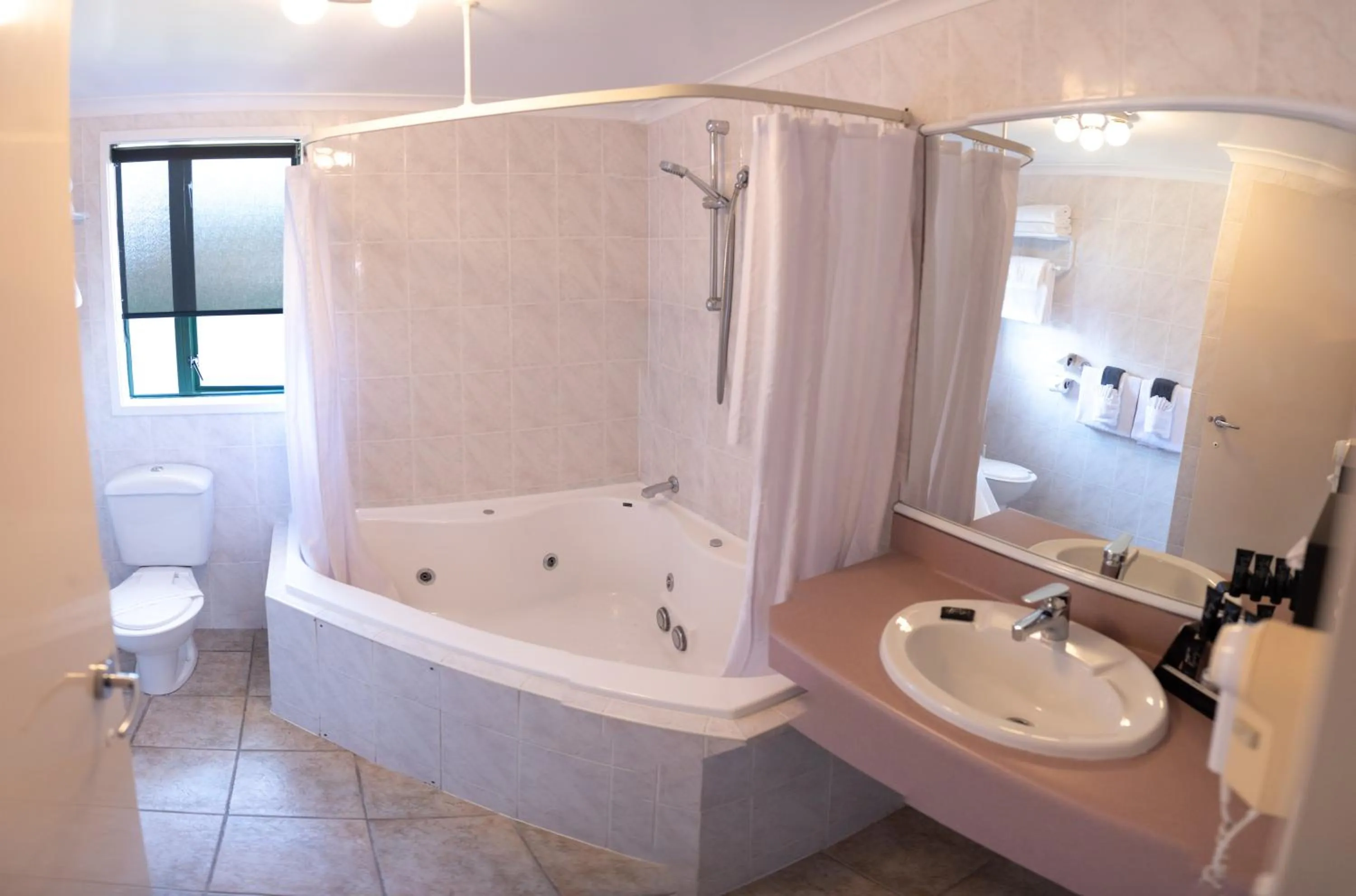 Bathroom in Deco City Motor Lodge