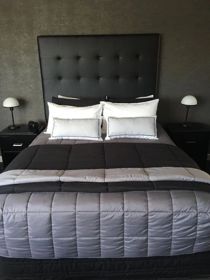 Bed in Deco City Motor Lodge