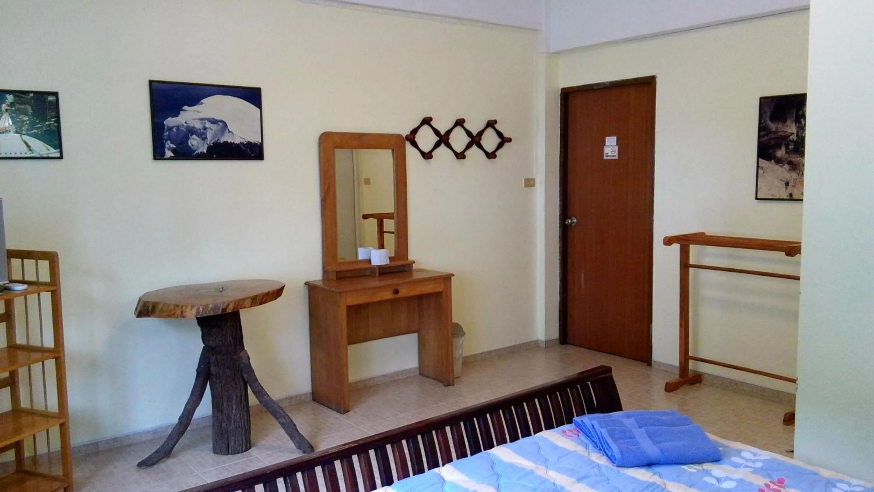 Photo of the whole room, Bed in JP hometel