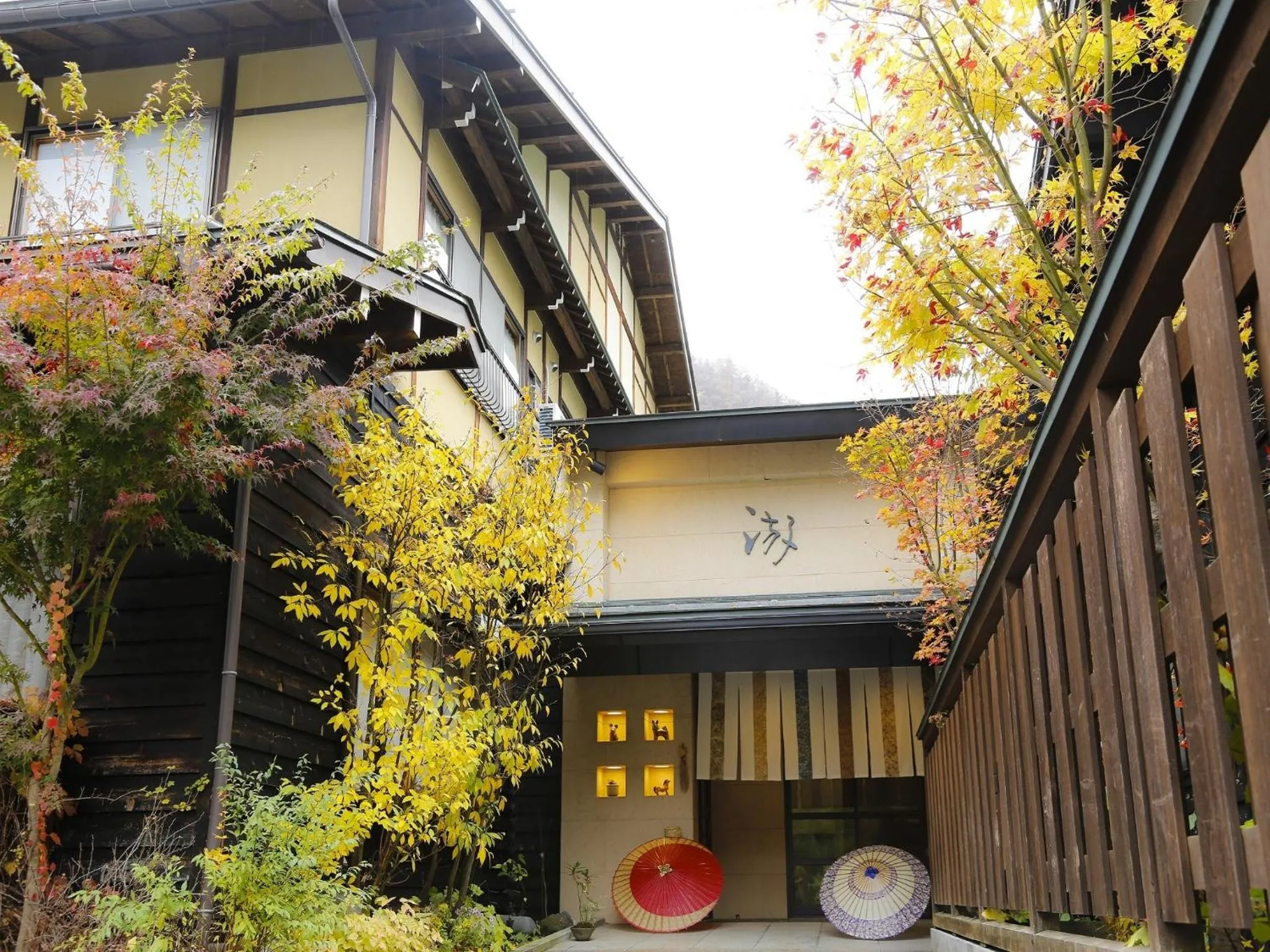 Facade/entrance in Ryokan Kutsuroginoya Yuu