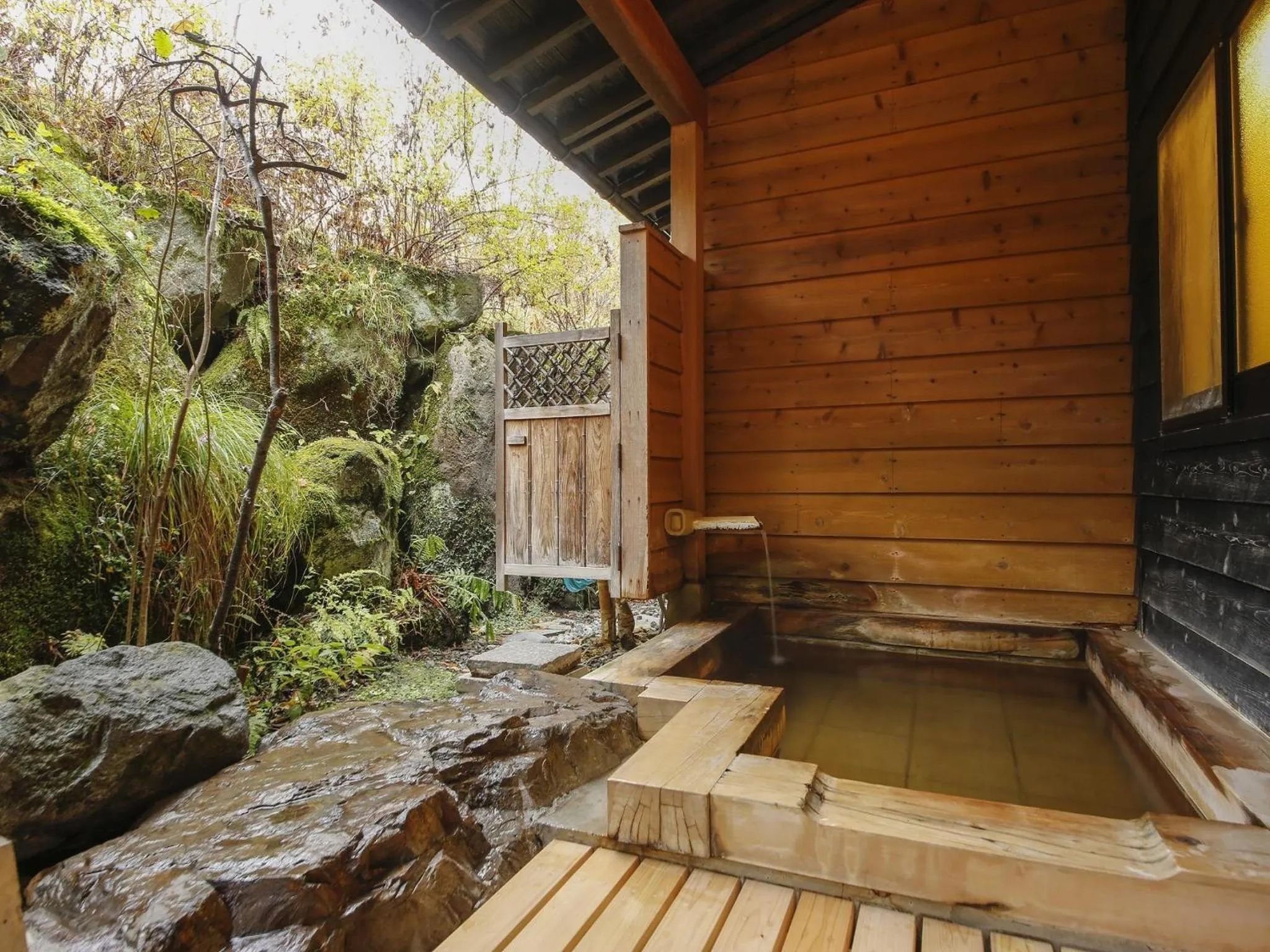 Hot Spring Bath in Ryokan Kutsuroginoya Yuu