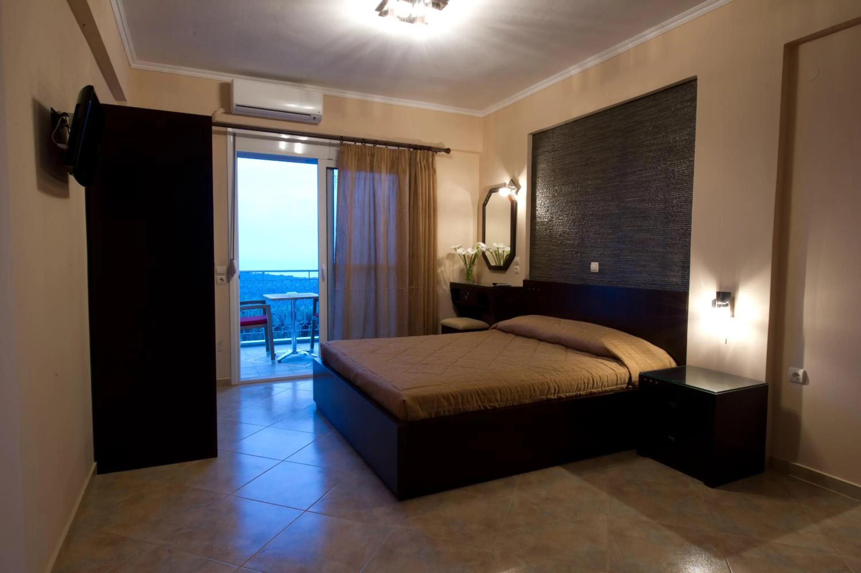 Photo of the whole room, Bed in Studio Konstantinos