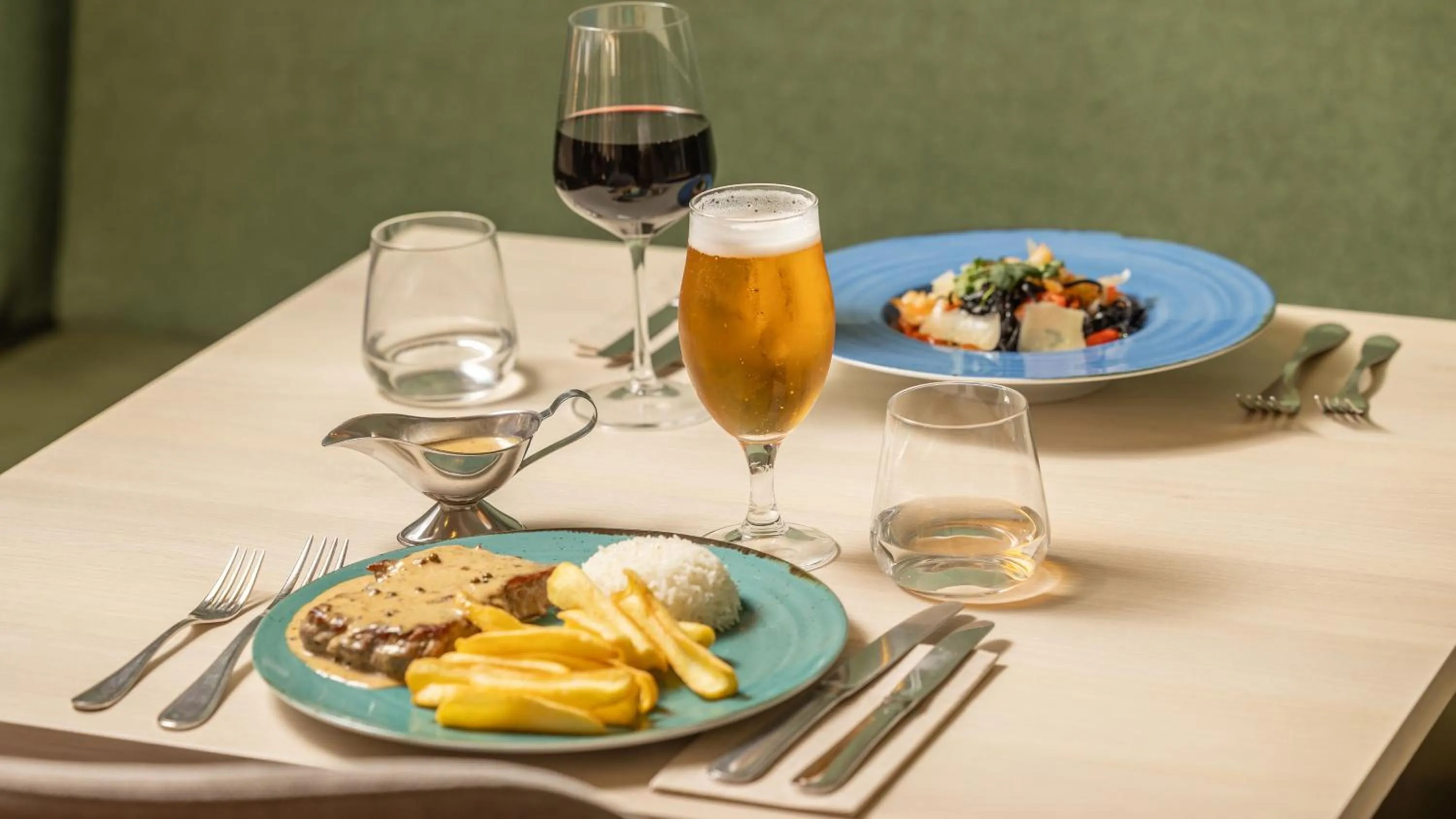 Restaurant/places to eat in Holiday Inn Algarve Albufeira by IHG