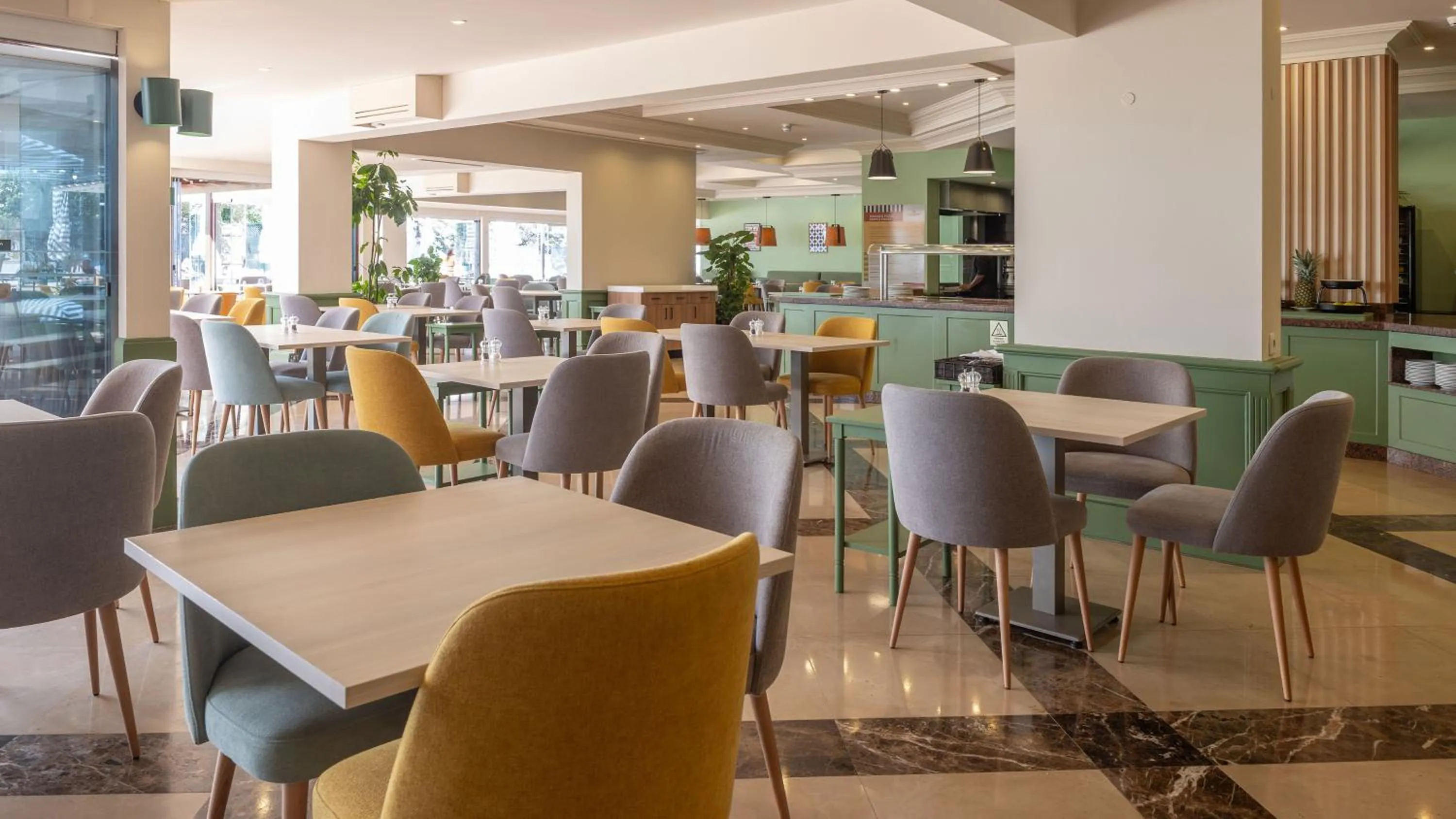 Restaurant/places to eat in Holiday Inn Algarve Albufeira by IHG