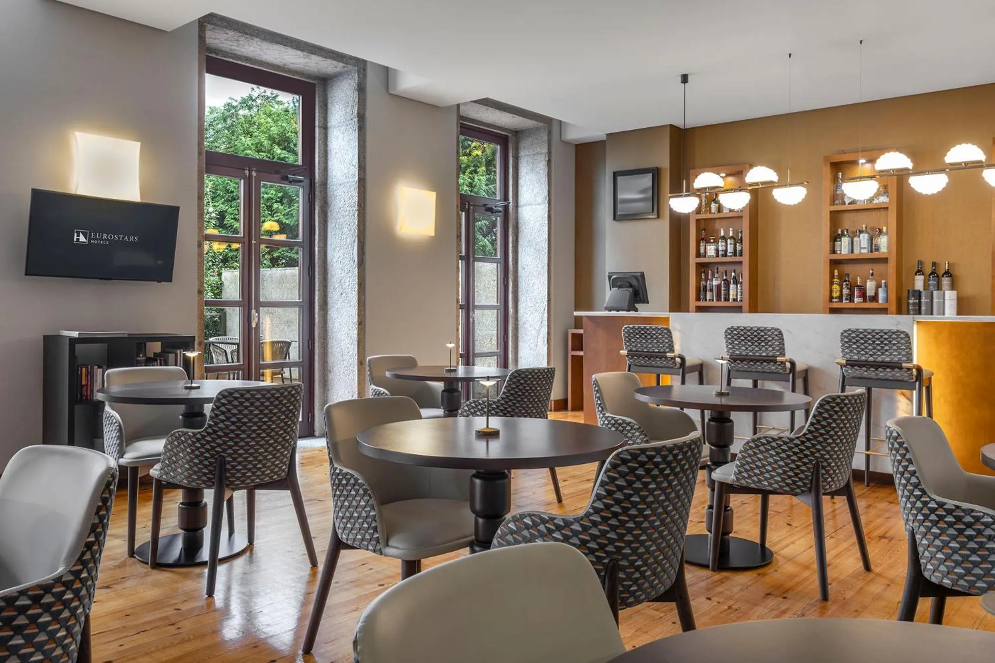 Lounge or bar in Eurostars das Artes