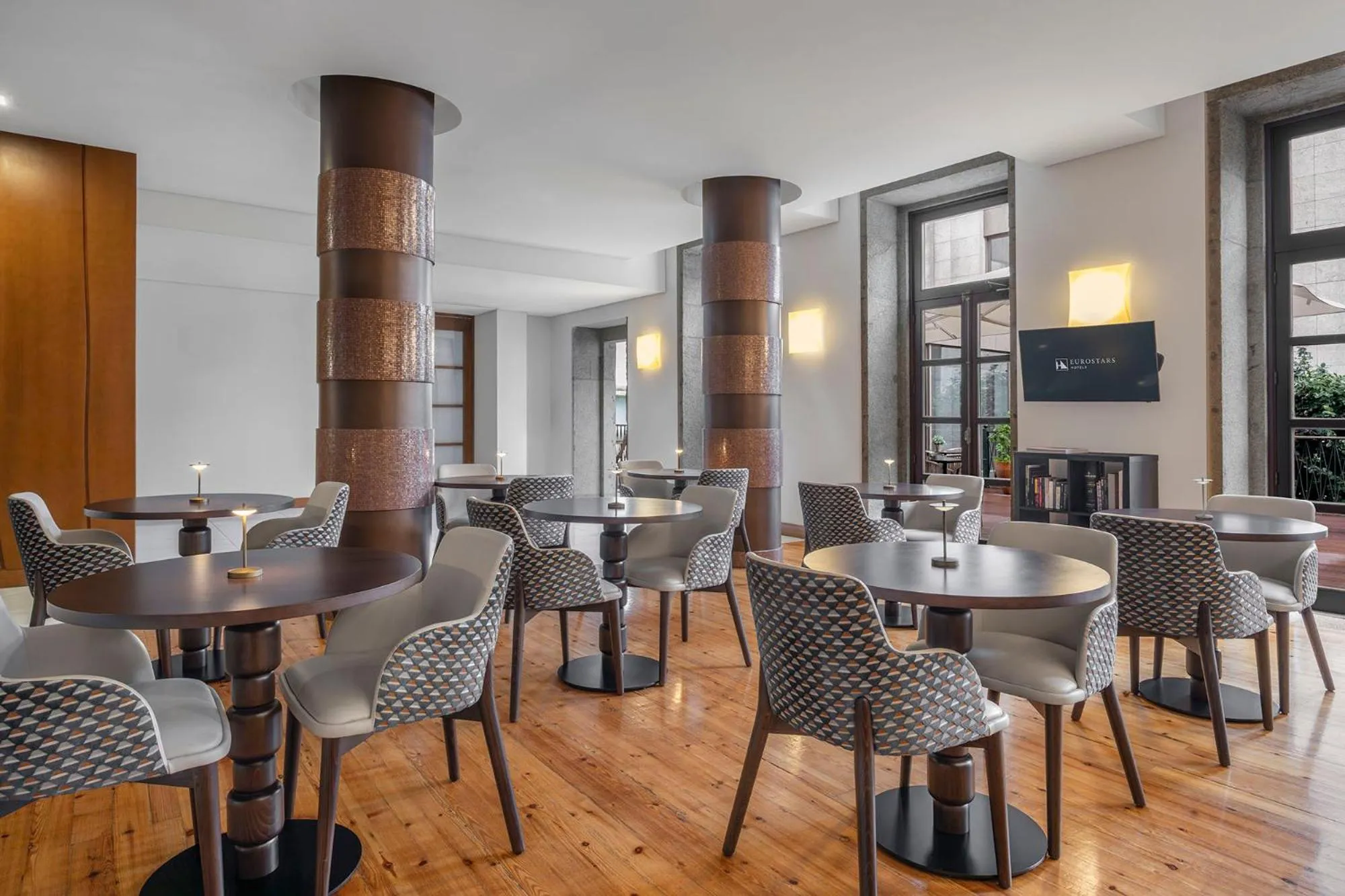 Lounge or bar in Eurostars das Artes