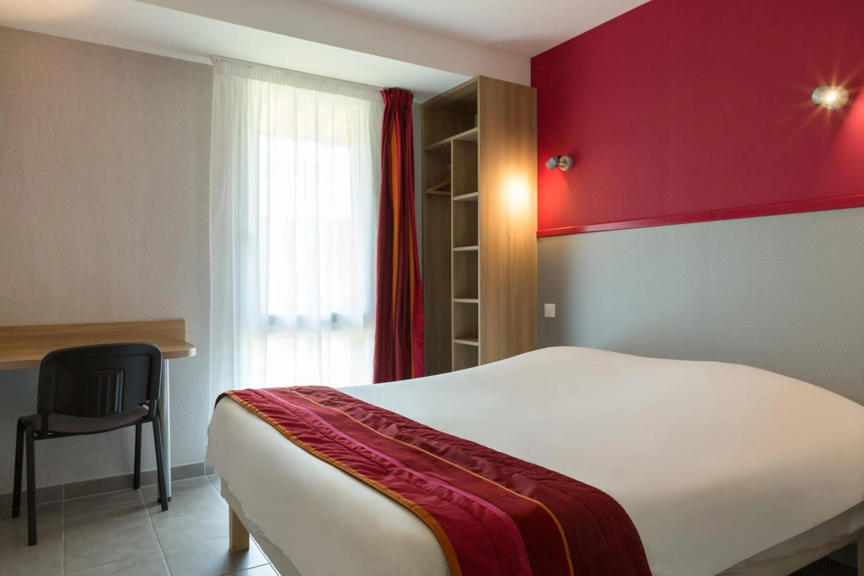 Bed in The Originals City, Hôtel Albizia, Sarlat-la-Canéda