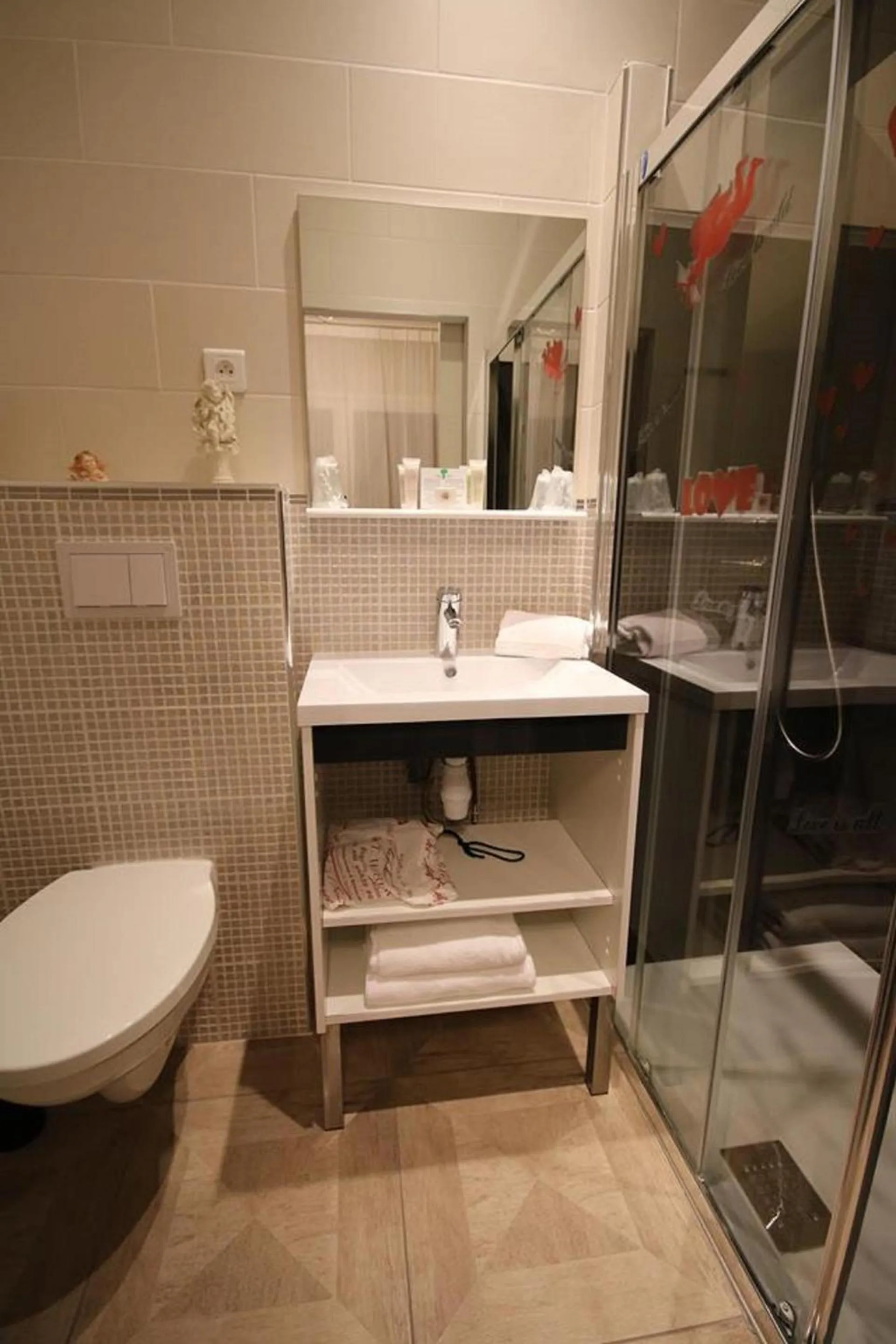 Bathroom in The Originals Boutique, Hôtel Lakeside, Biscarrosse , Lac