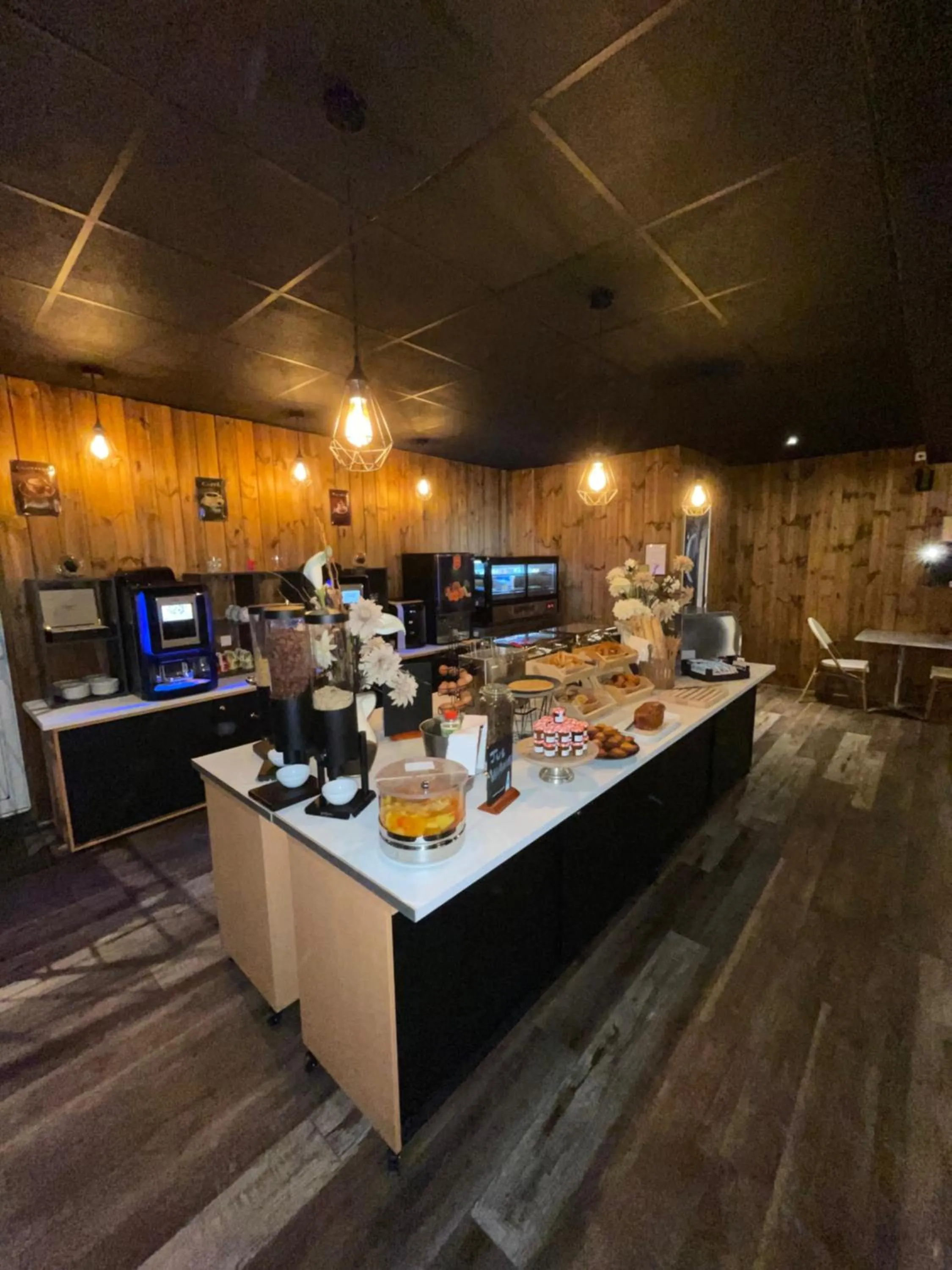 Breakfast in The Originals Boutique, Hôtel Lakeside, Biscarrosse , Lac