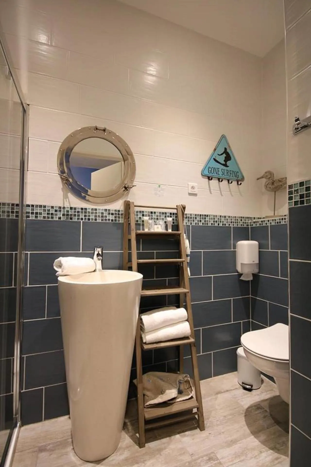 Bathroom in The Originals Boutique, Hôtel Lakeside, Biscarrosse , Lac