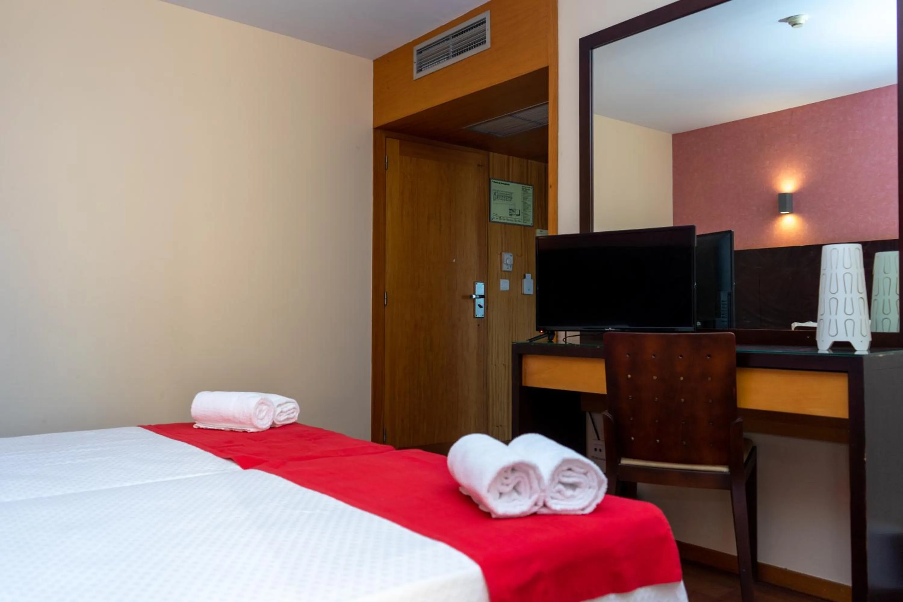 TV and multimedia, Bed in Flag Hotel Barcelos