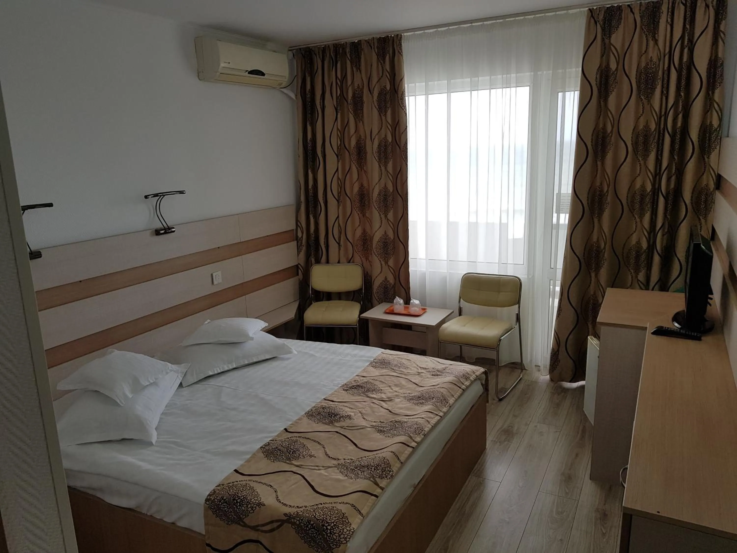 Photo of the whole room, Bed in Hotel Capitol