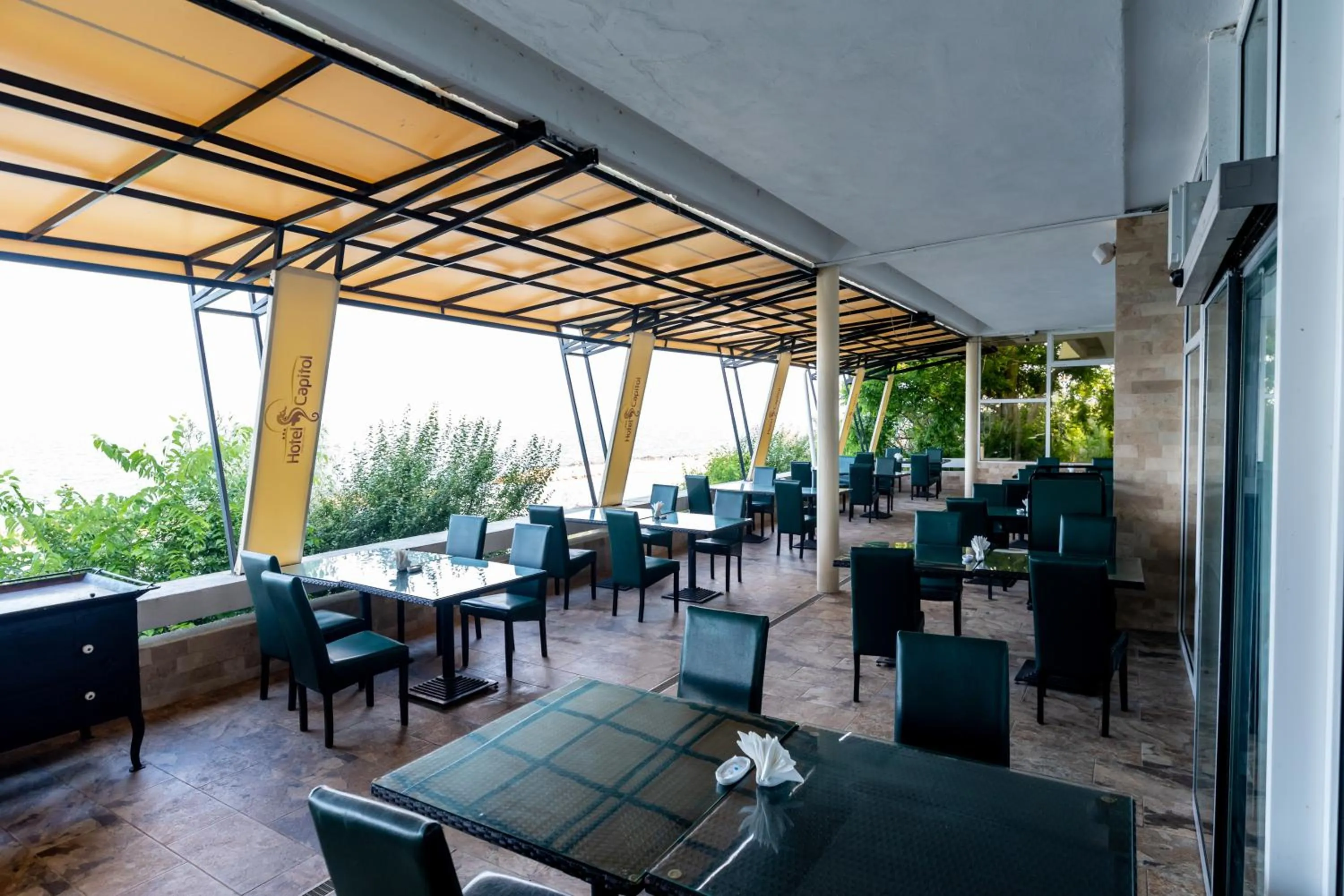 Restaurant/places to eat in Hotel Capitol