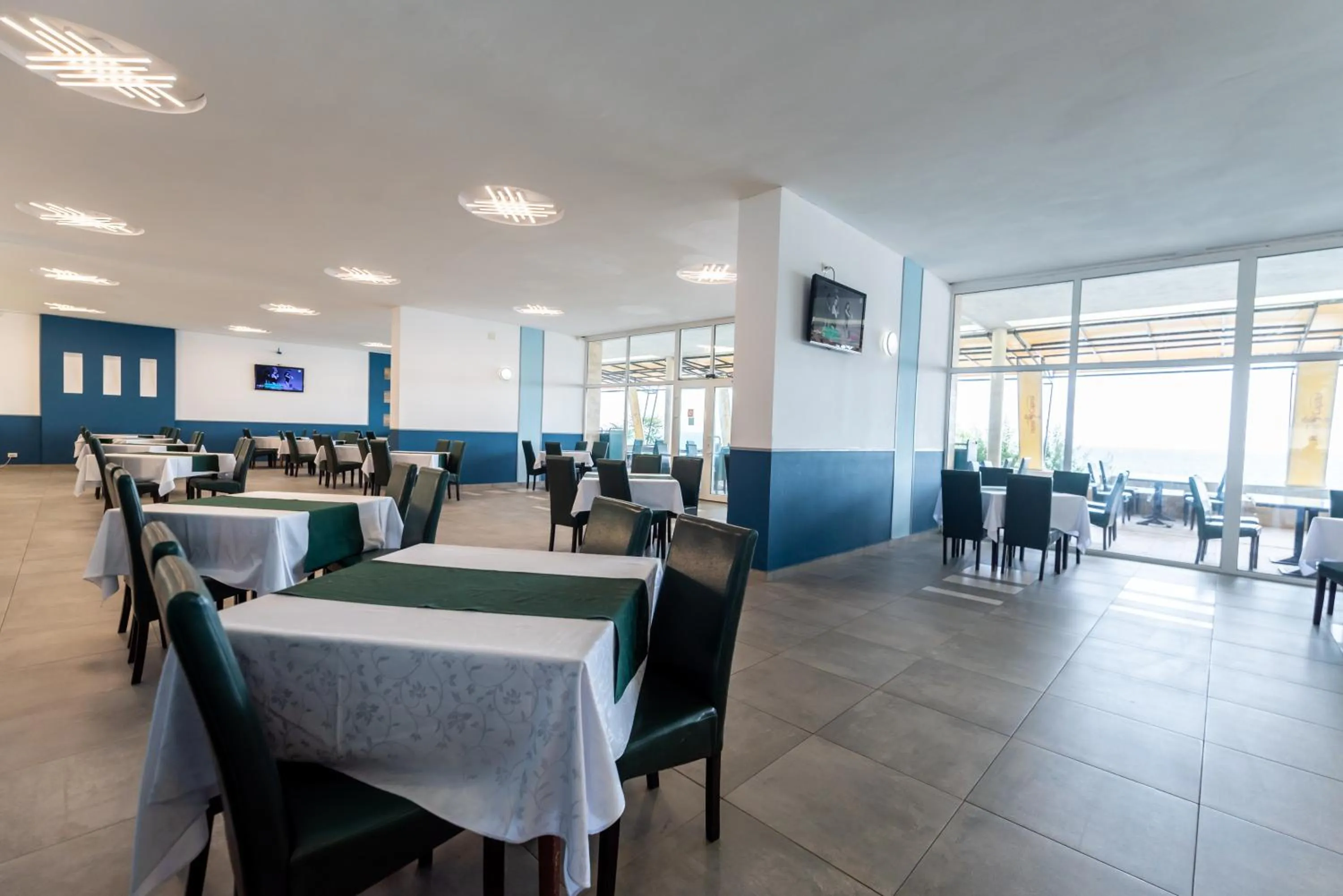 Restaurant/places to eat in Hotel Capitol